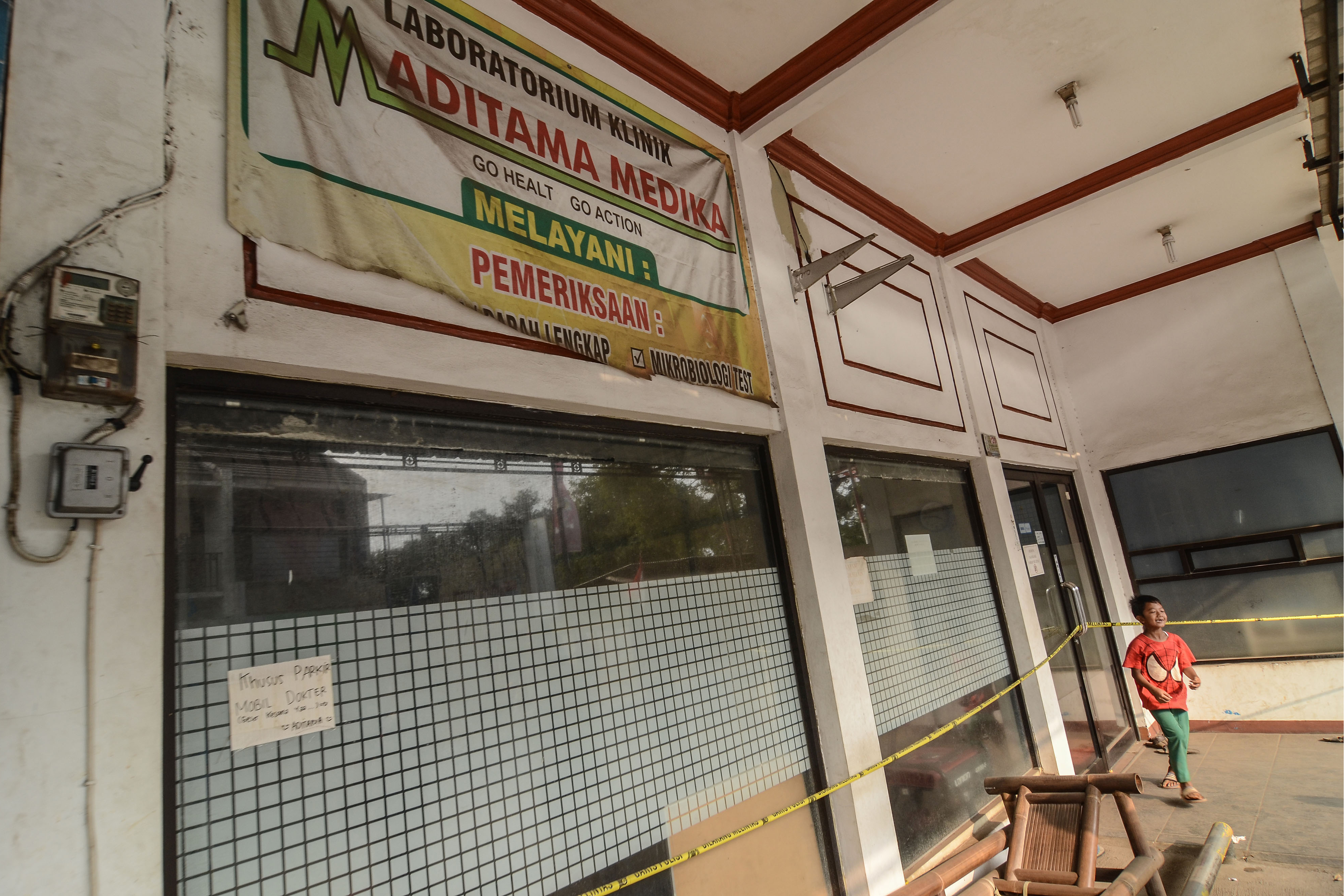 Suasana Klinik ilegal yang dipasangi garis kuning di daerah Tambun Selatan, Kabupaten Bekasi, Jawa Barat, Senin (12/8/2019).