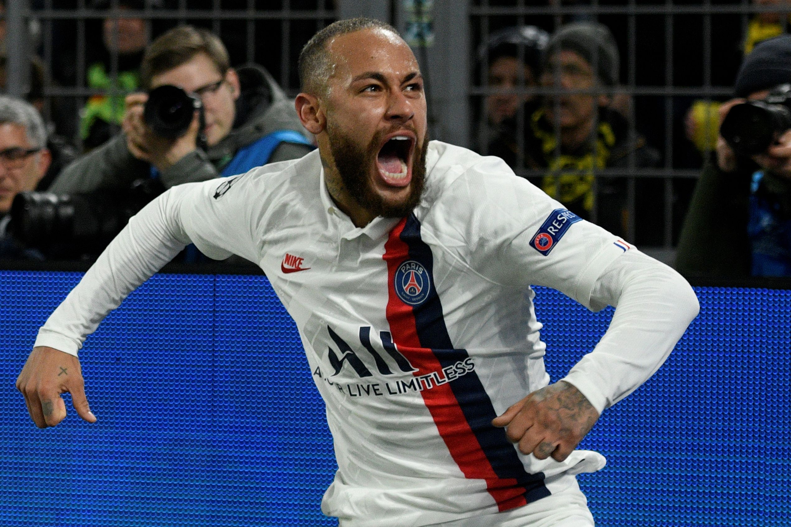 Penyerang Paris Saint-Germain Neymar melakukan selebrasi usai mencetak gol ke gawang Borussia Dortmund.