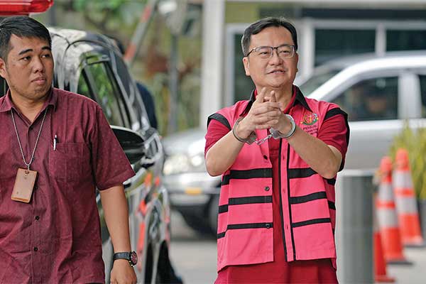 Tersangka kasus dugaan korupsi di PT Asuransi Jiwasraya Benny Tjokrosaputro (kanan) menjalani pemeriksaan di Gedung KPK, Jakarta, kemarin