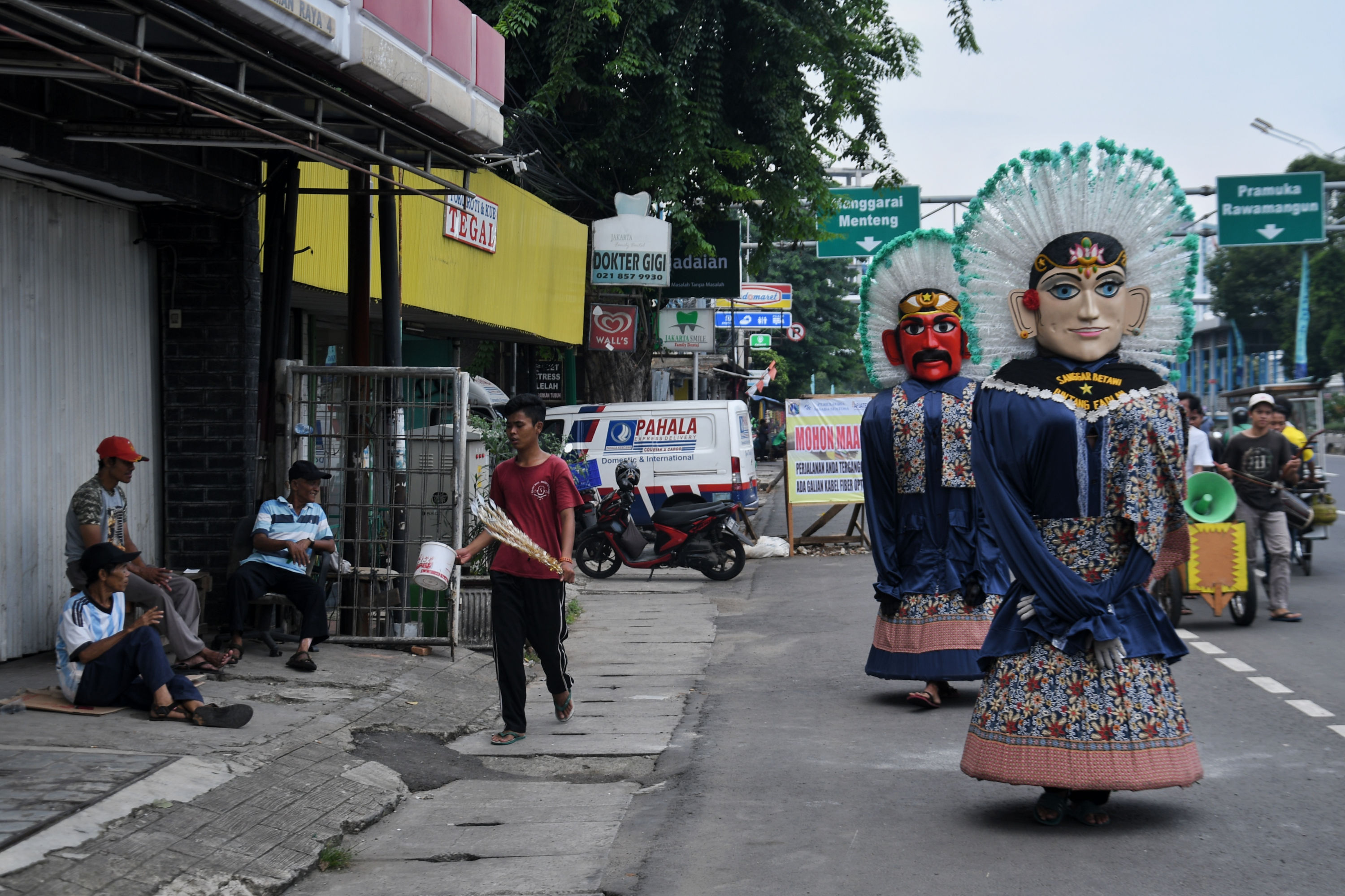 PENGAMEN ONDEL-ONDEL: Pengamen ondel-ondel beraksi di kawasan Matraman, Jakarta, Rabu (12/2/2020)