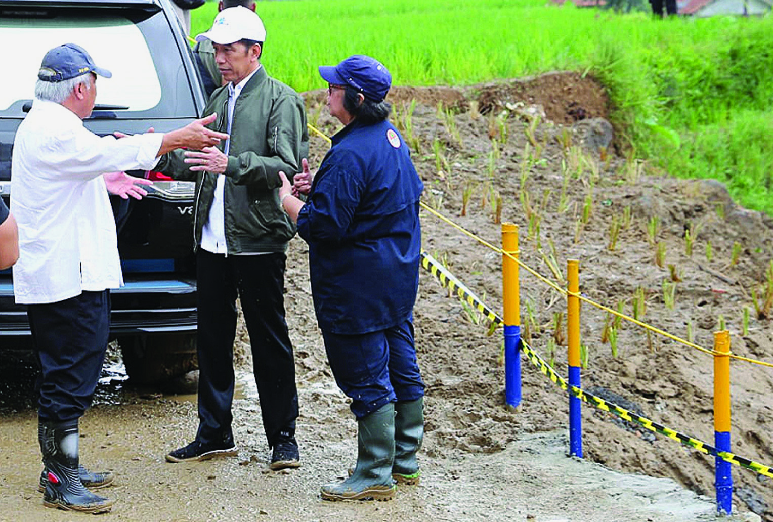 Presiden Joko Widodo berbincang dengan Menteri PU-Pera Basuki Hadimuljono dan Menteri LHK Siti Nurbaya.