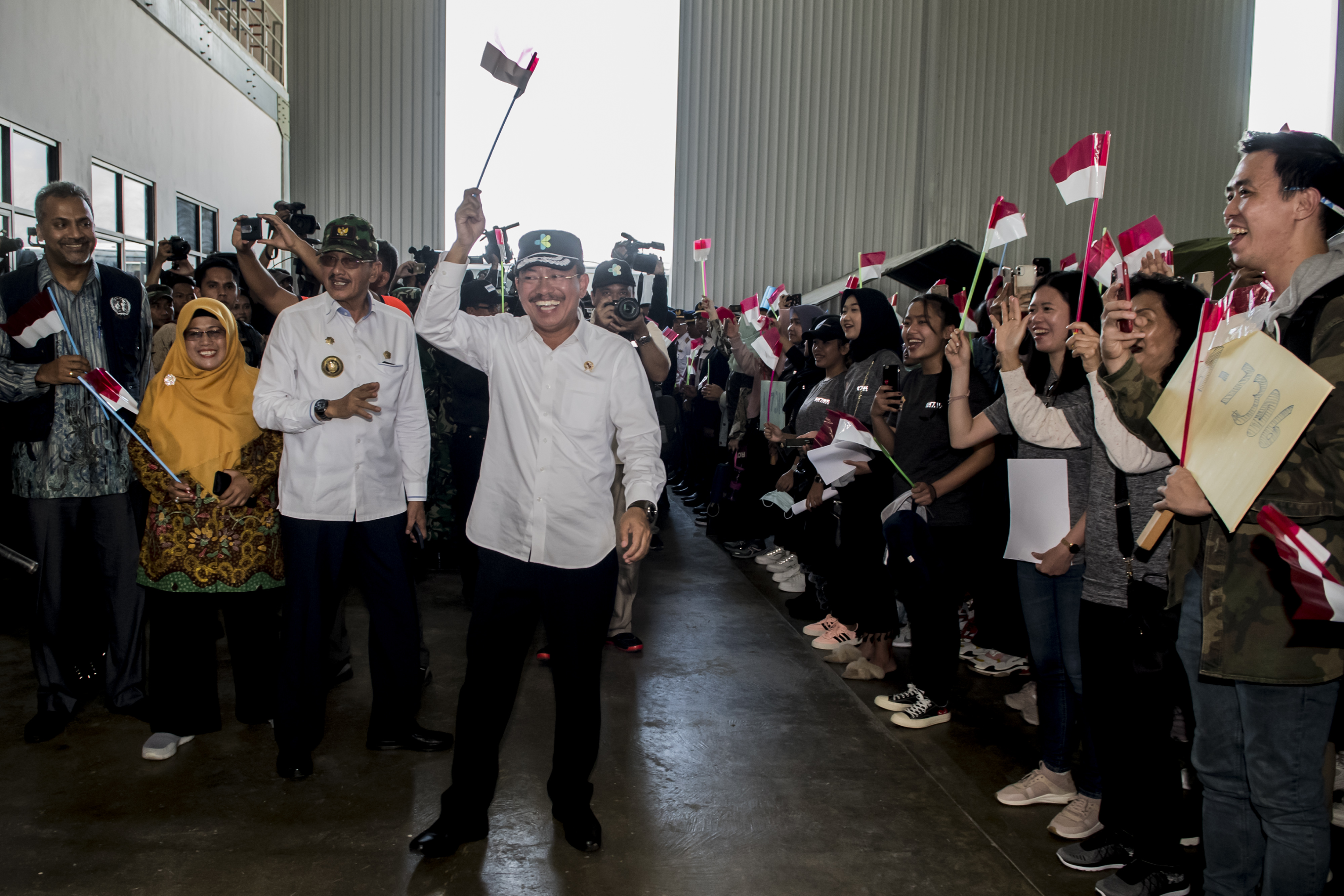 Menteri Kesehatan Terawan Agus Putranto menyapa Warga yang telah menjalani masa observasi di Pulau Natuna, Kepulauan Riau, Sabtu (15/2/2020)
