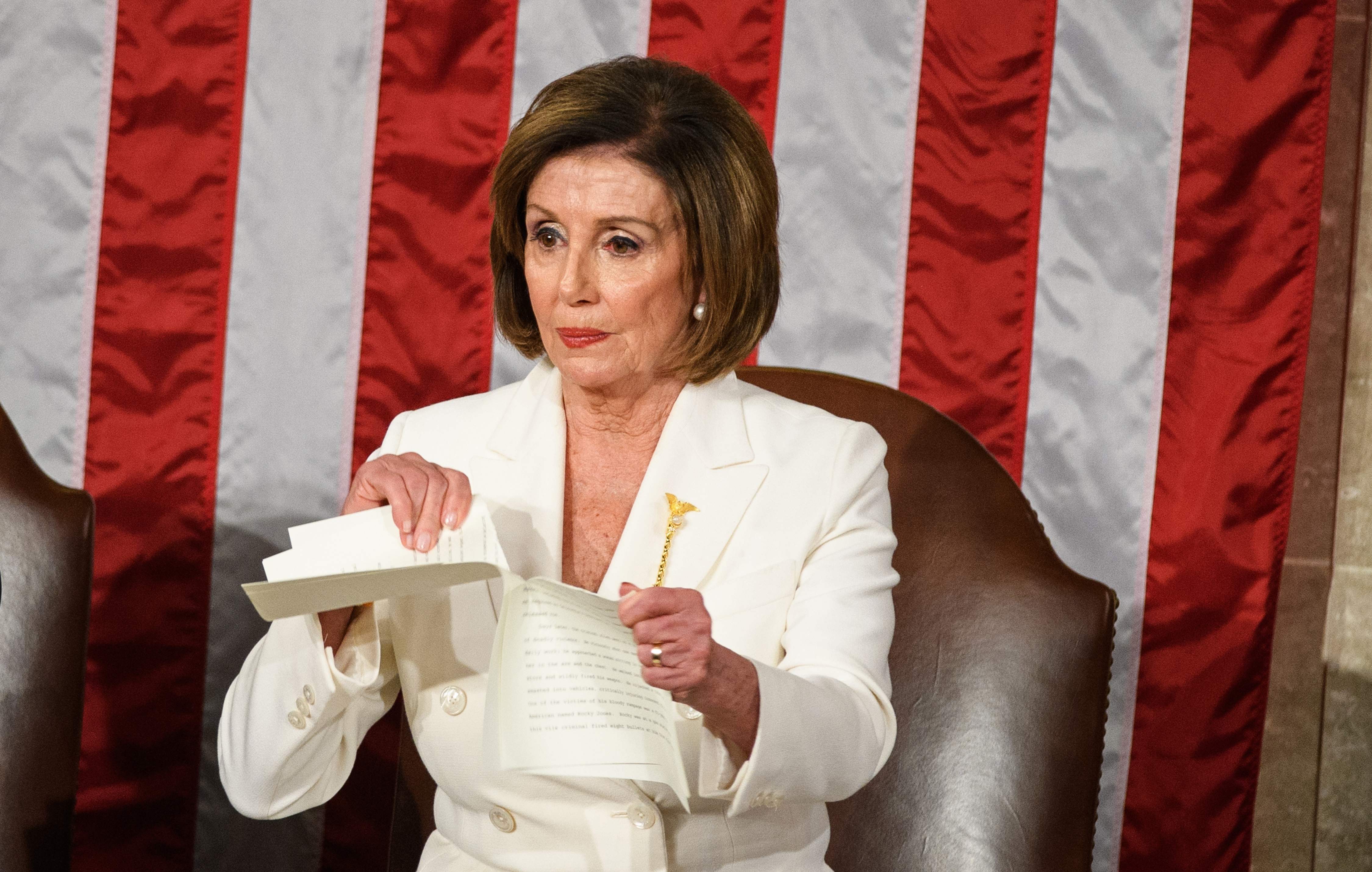 Ketua DPR AS Nancy Pelosi saat menyobek pidato kenegaraan Presiden Donald Trump