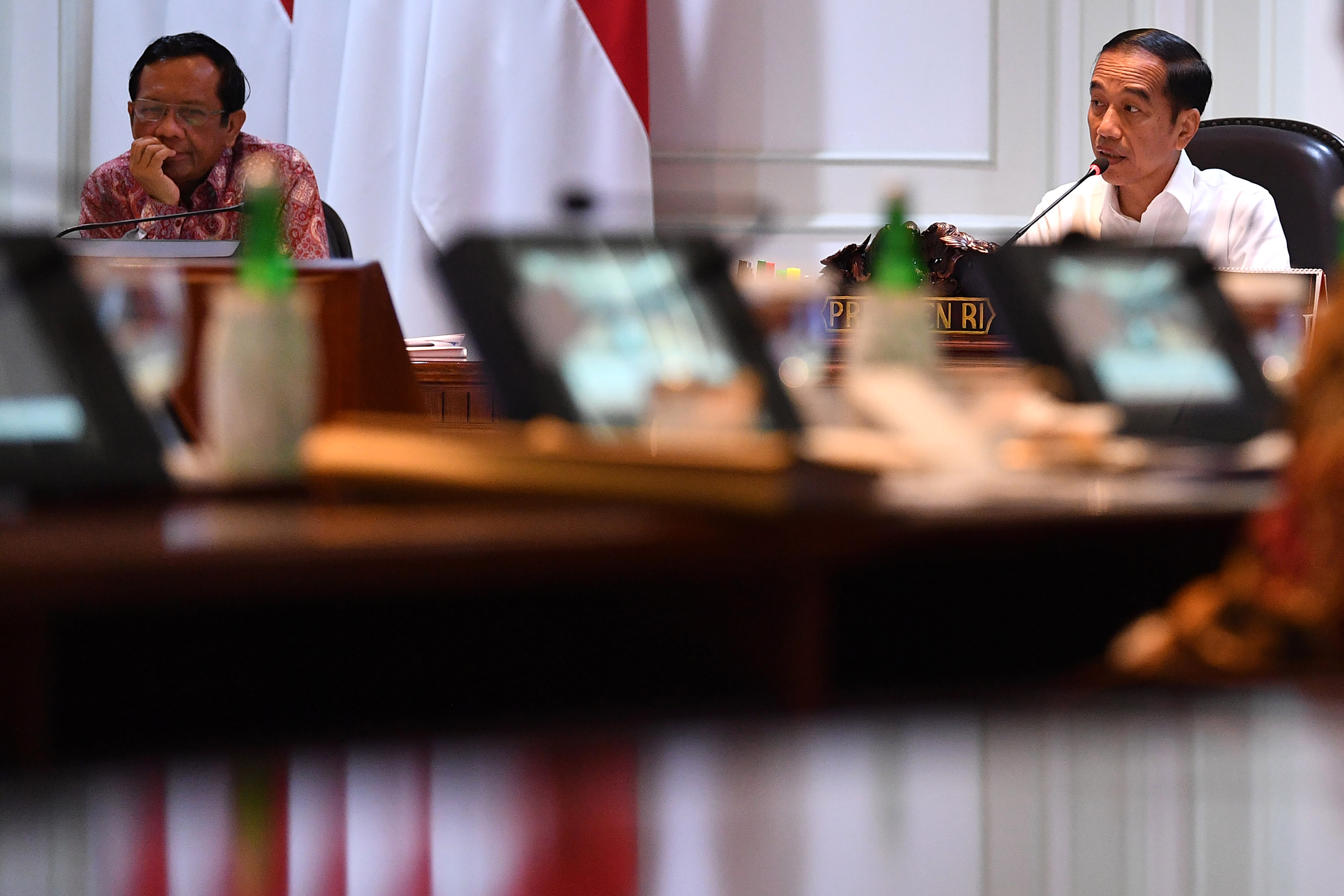 Presiden Joko Widodo menyampaikan pengarahan dalam rapat kabinet terbatas tentang ketersediaan bahan baku bagi industri baja dan besi.