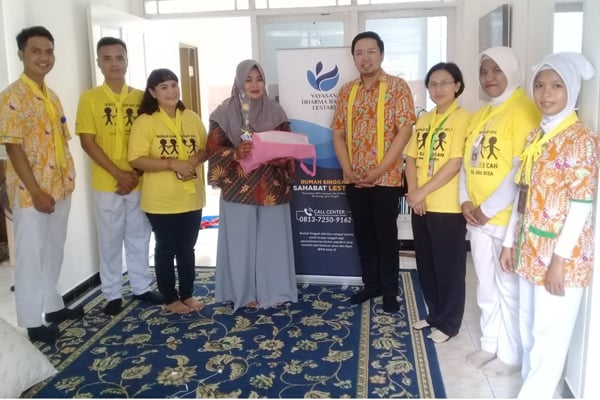 PASIEN KANKER DAPAT SEMANGAT DARI KEN SARAS