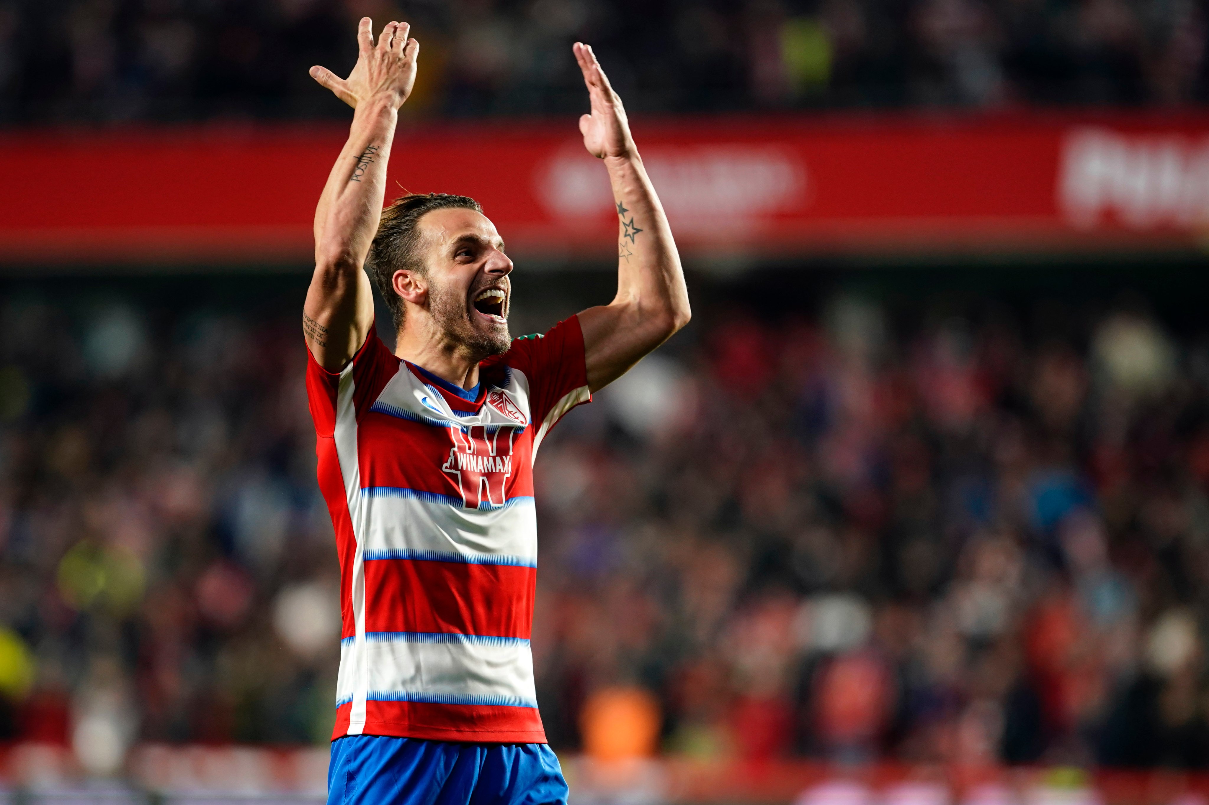 Penyerang Granada Roberto Soldado melakukan selebrasi usai mencetak gol ke gawang Valencia di laga Copa del Rey.
