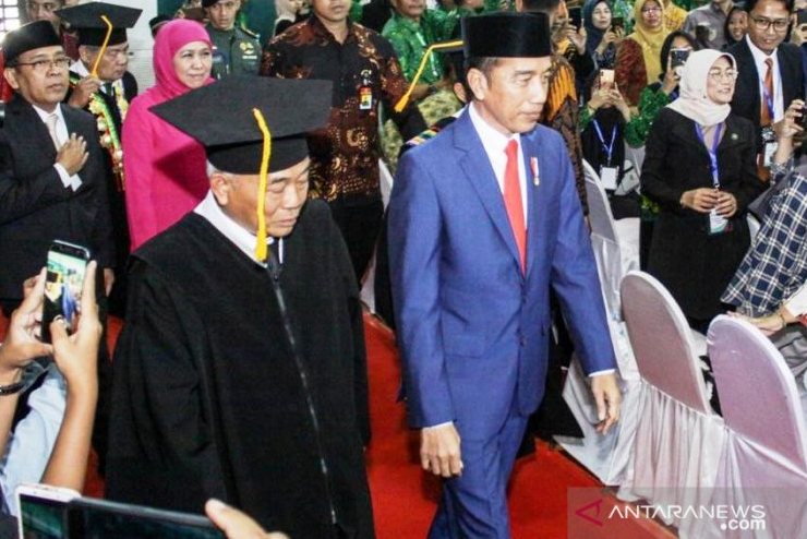 Presiden Jokowi berjalan beririnan bersama KH Asep Saifuddin Chalim di UINSA Surabaya, Sabtu (29/02/2020). 