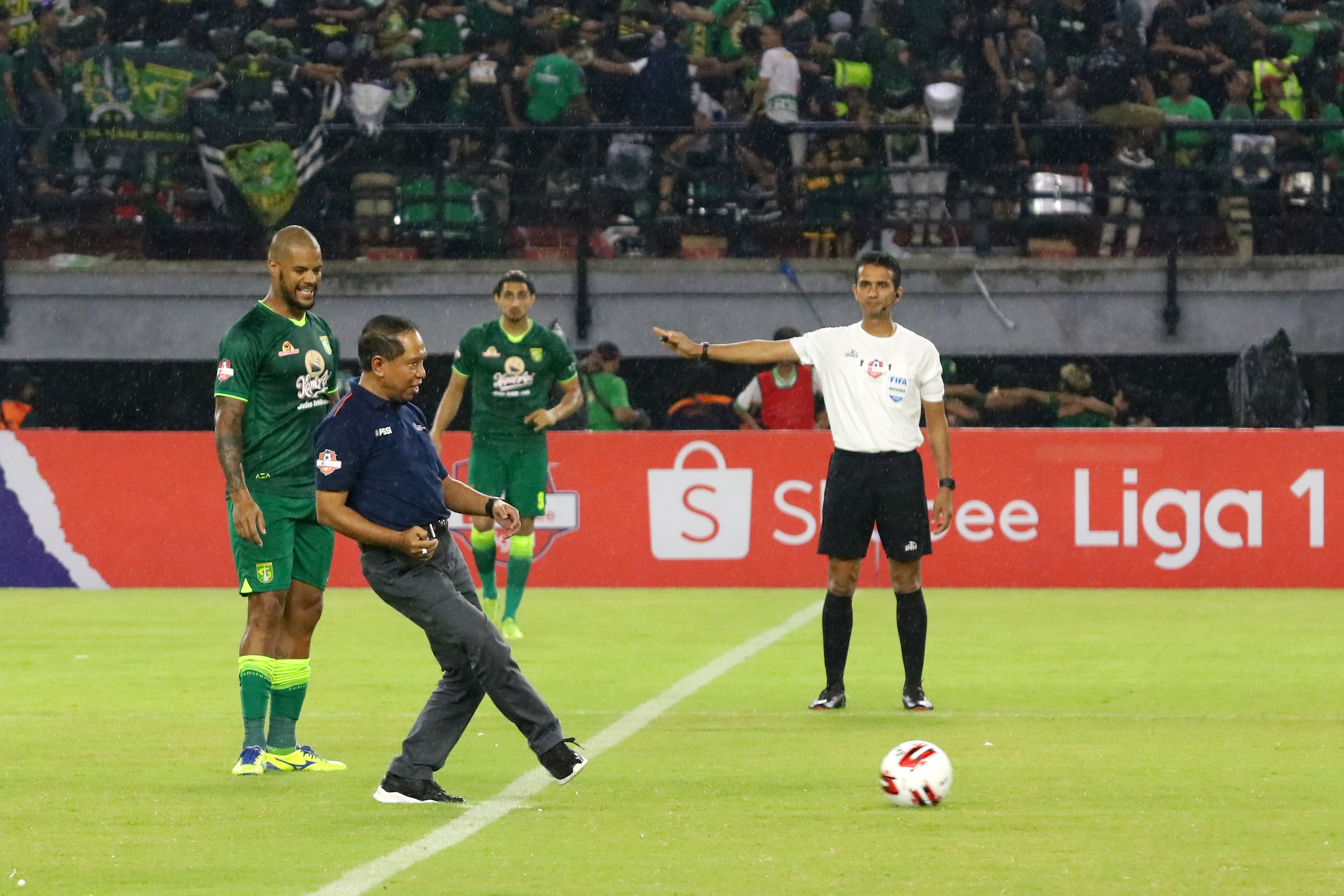 Menteri Pemuda dan Olahraga (Menpora) Zainuddin Amali (kedua kiri) menendang bola tanda dimulainya pertandingan pembuka Liga 1 2020.