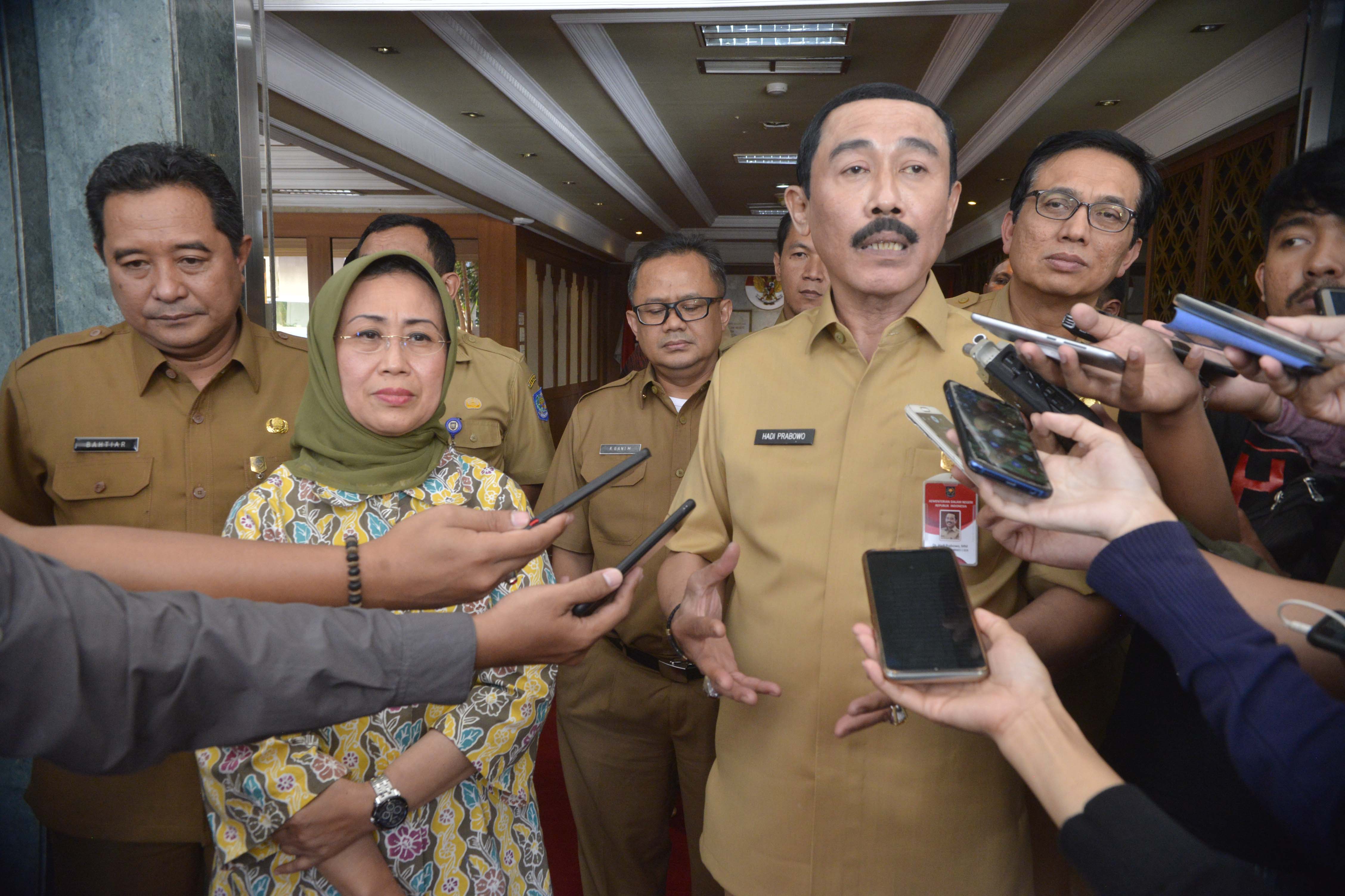 Sekretaris Jenderal Kemendagri, Hadi Prabowo, memberikan keterangan setelah pertemuan tertutup di kantor Kemendagri, Jakarta.