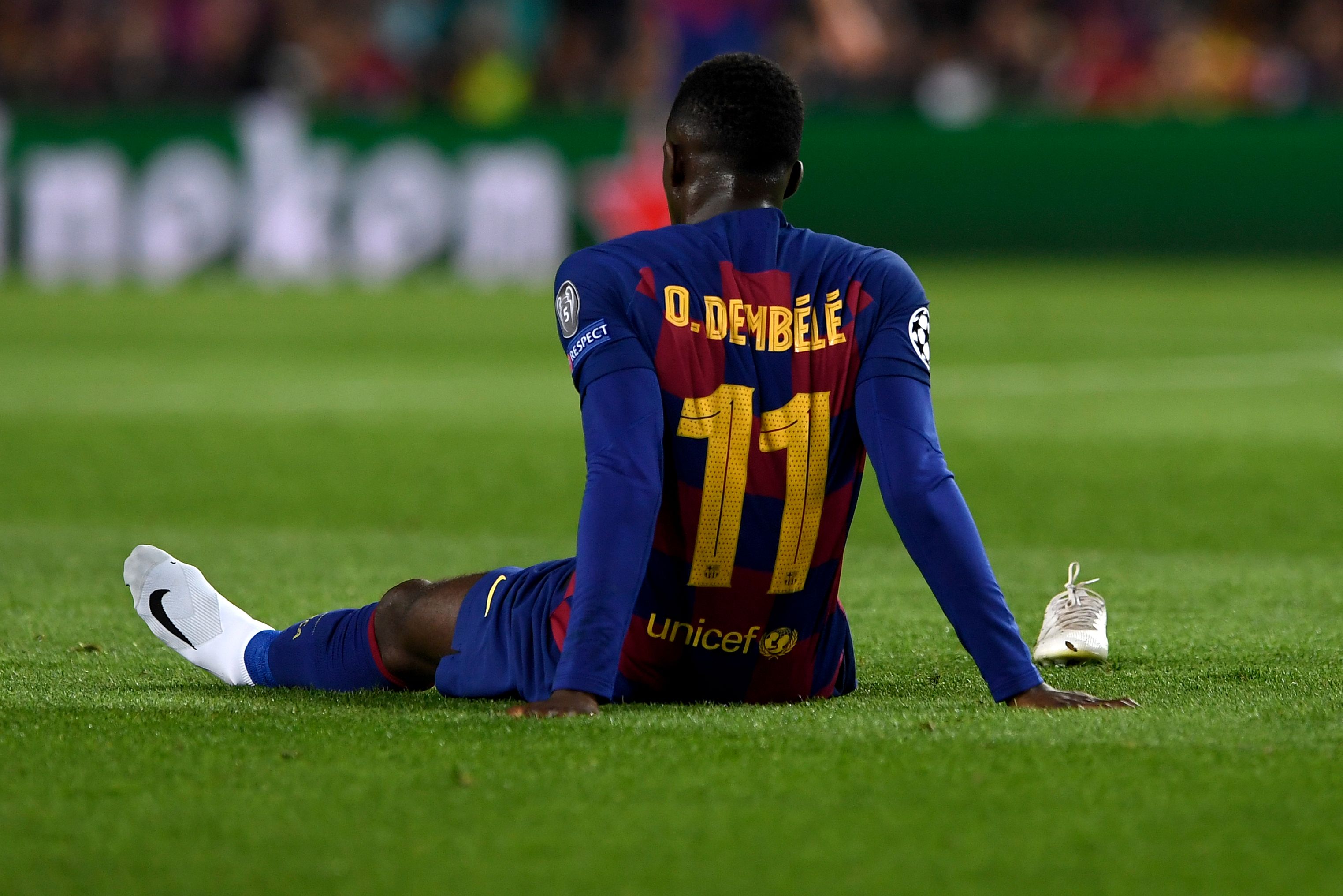 Penyerang Barcelona Ousmane Dembele mengalami cedera dalam laga Liga Champions melawan Borussia Dortmund, 27 November lalu.