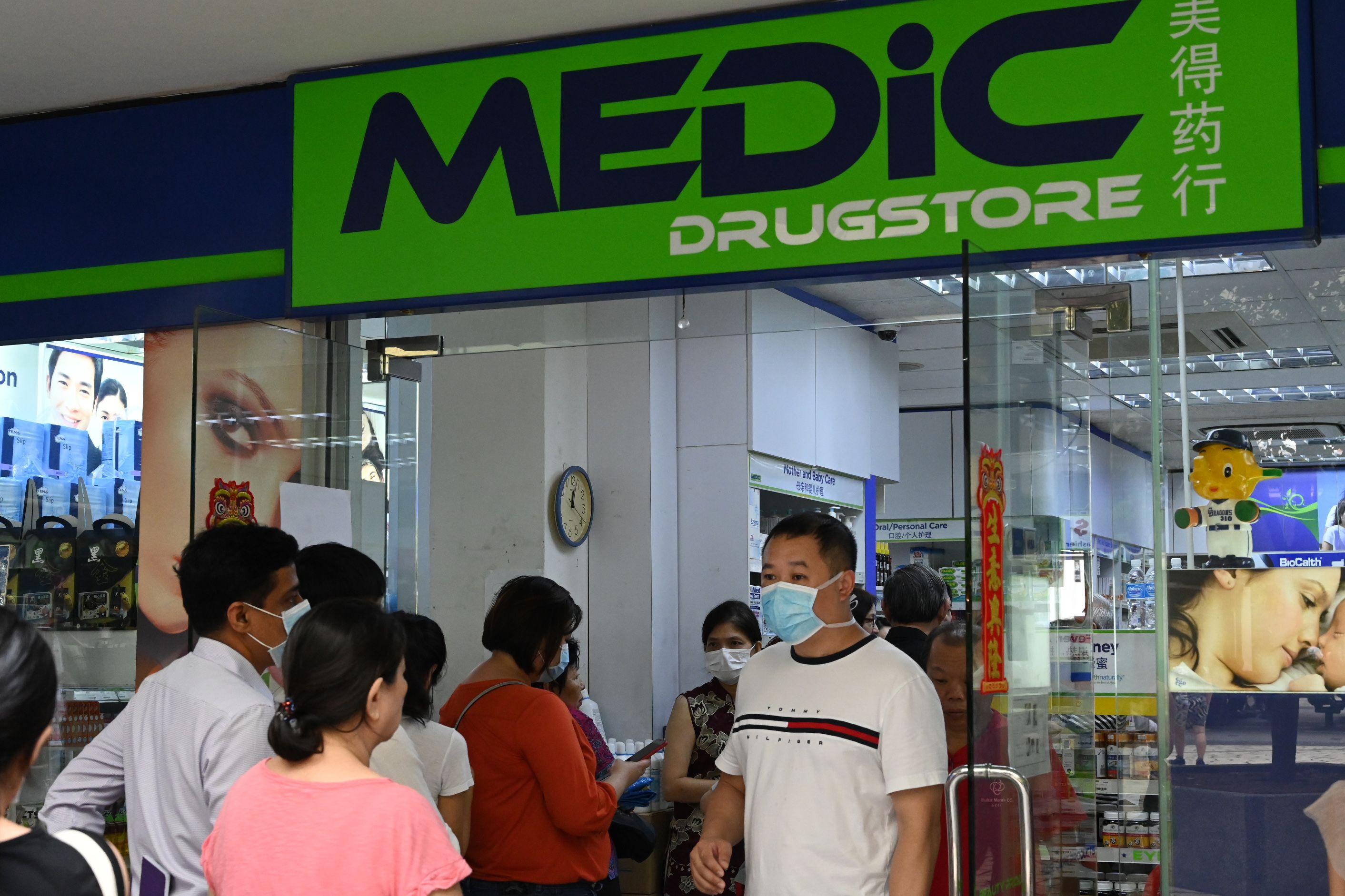  Warga Singapura mengantre di luar toko farmasi untuk membeli masker pelindung di tengah merebaknya virus korona.