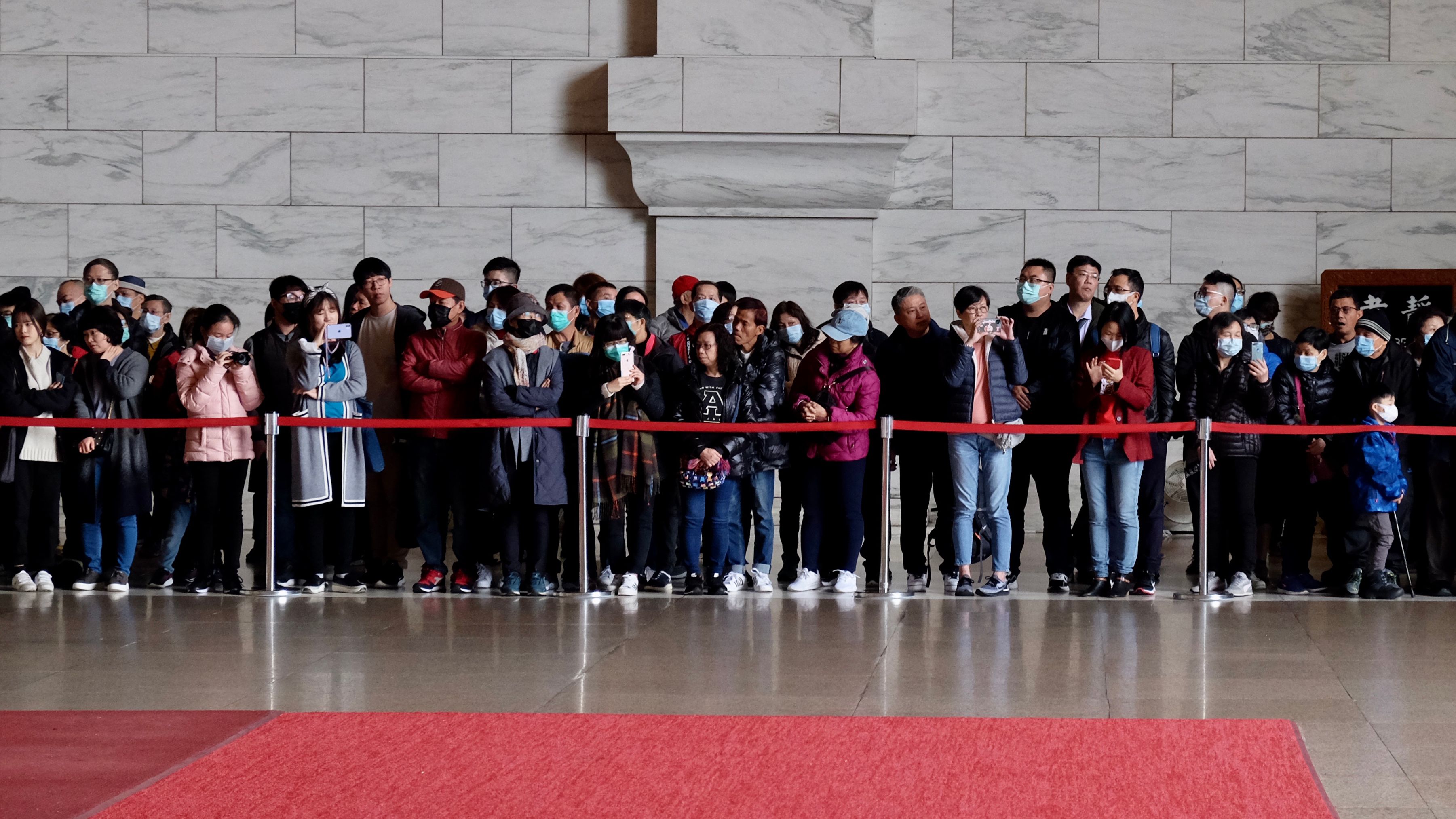 Sejumlah turis di Taiwan menggunakan masker saat berkunjung ke Balai Peringatan Chiang Kai-shek.