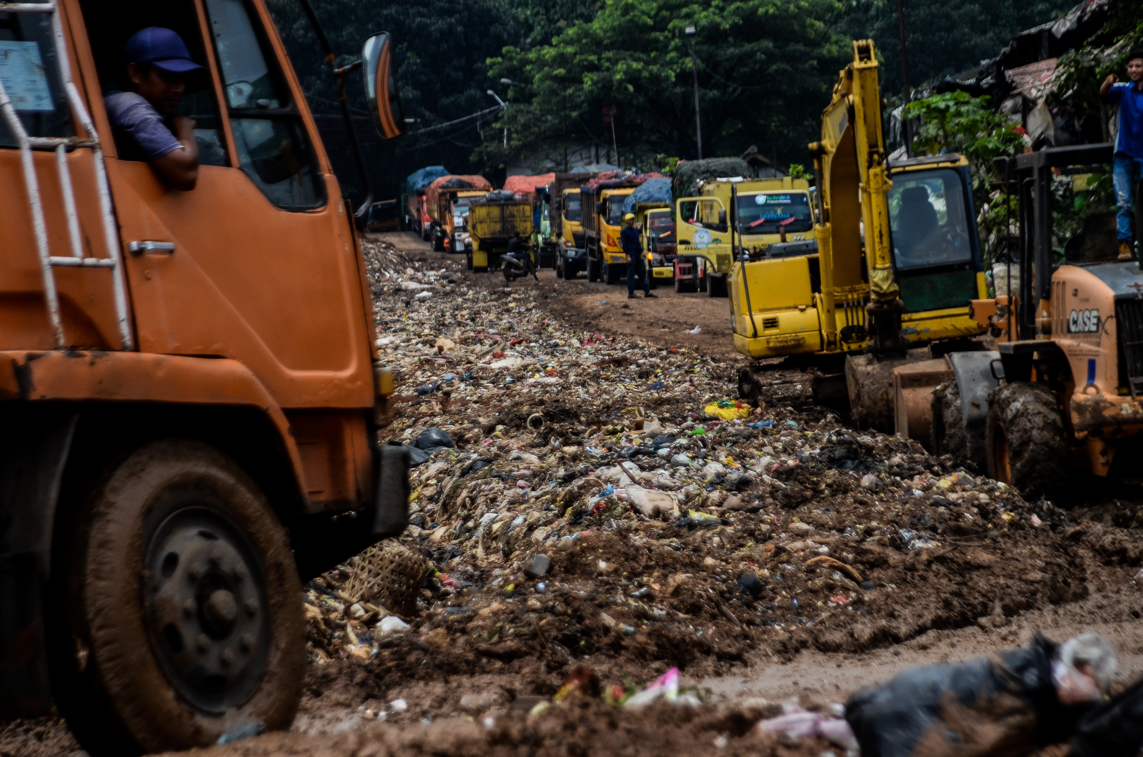 Antrean truk sebelum bongkar muat sampah di Tempat Pengolahan Akhir (TPA) Sarimukti di Cipatat, Bandung, Jawa Barat.