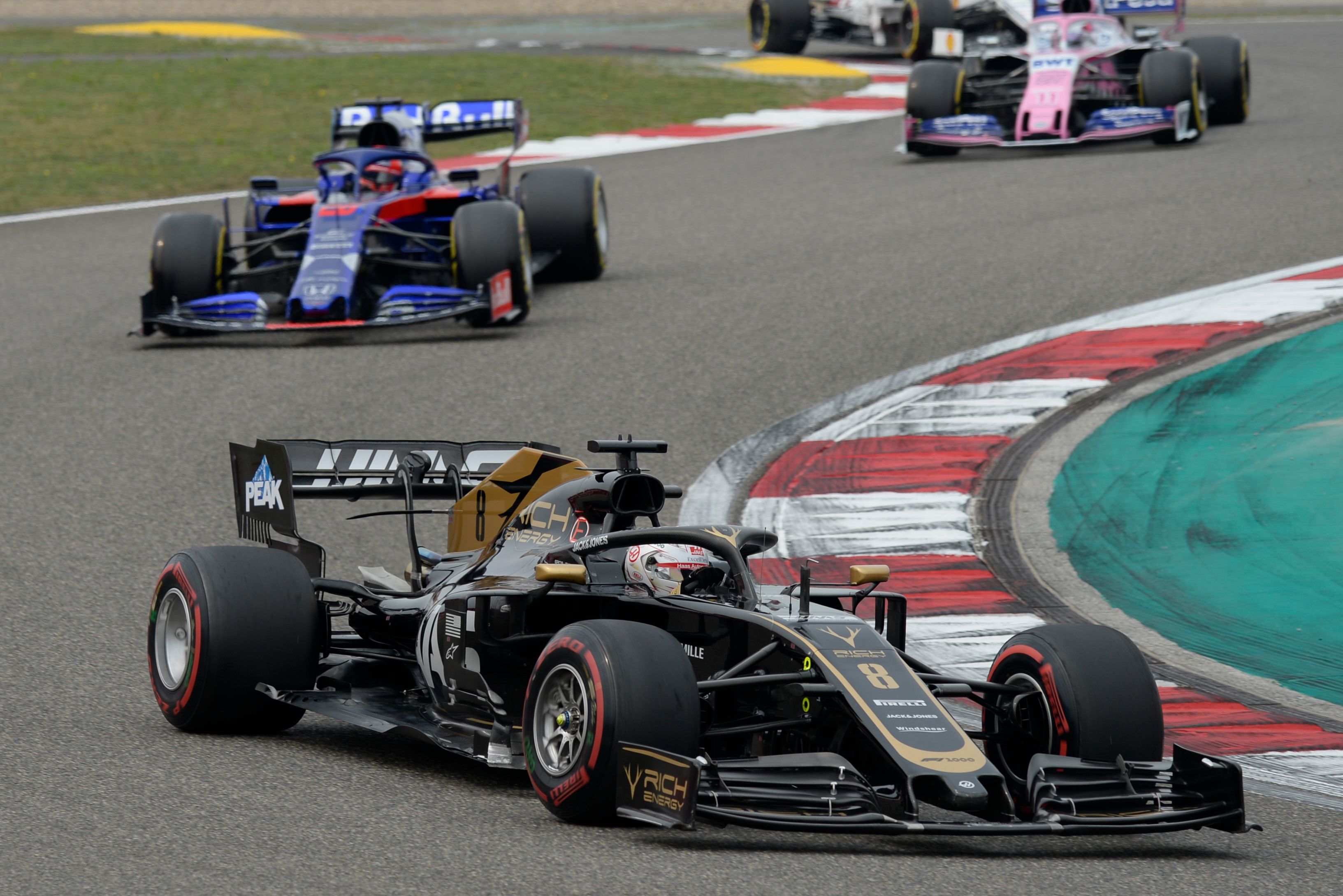 Aksi para pembalap formula 1 di GP Tiongkok, Shanghai, 14 April 2019 lalu.