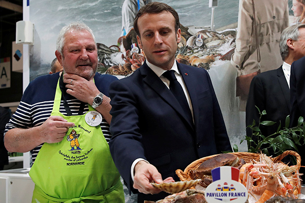 Presiden Prancis Emmanuel Macron (kanan)