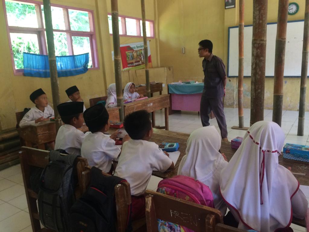 Siswa SDN 3 Cigorowong,  Kampung Sukamaju, Desa Sukamukti, Kecamatan Cosayong, Kab Tasikmalaya belajar di kelas rusak, Rabu (5/2/2020).