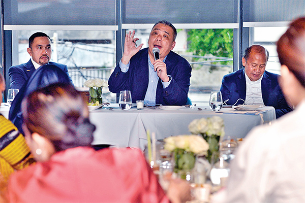 Ketua Fraksi NasDem DPR Ahmad Ali (tengah)