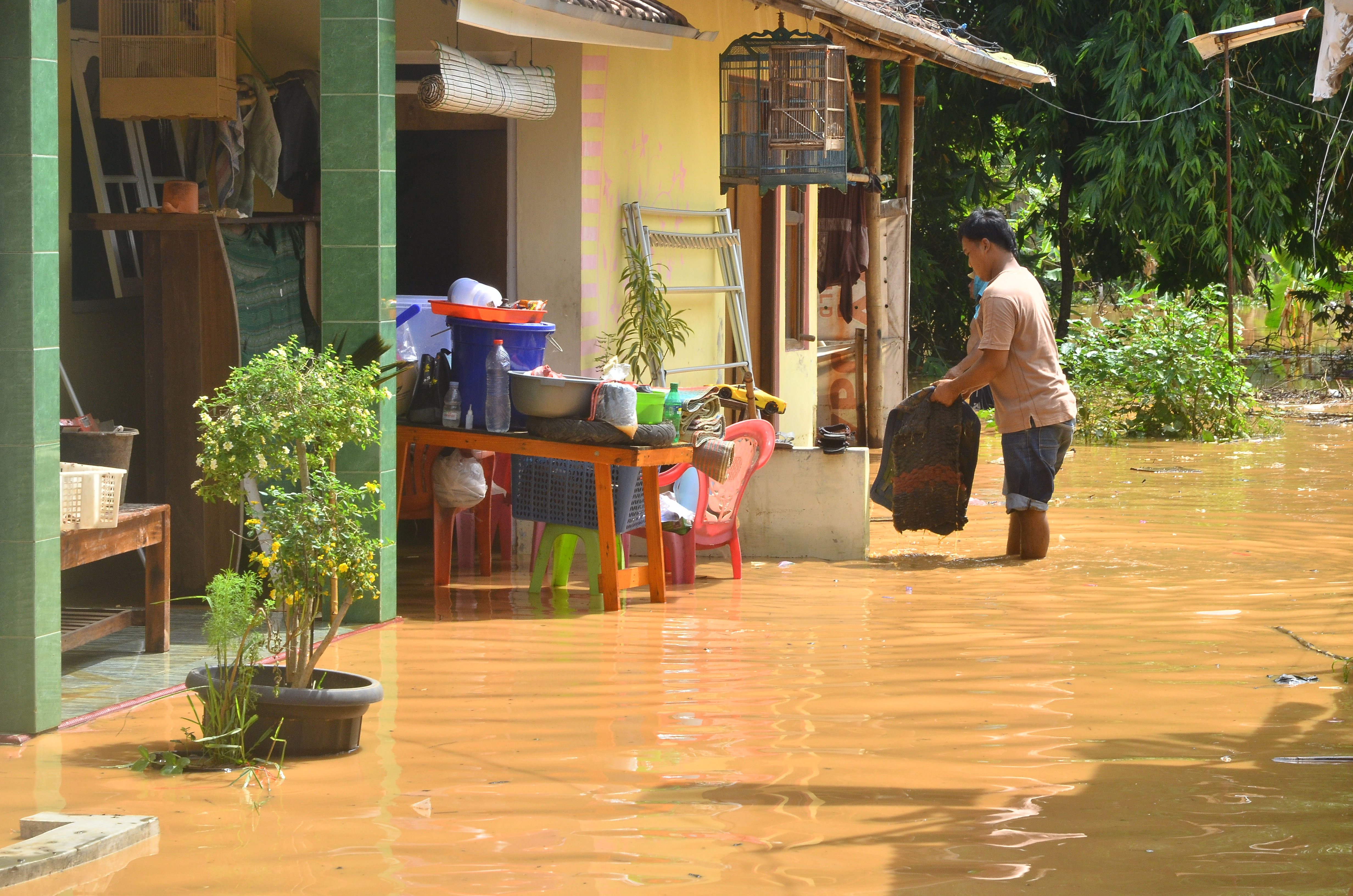 Pemkab Kudus akan membangun talut setelah banjir yang merendam wilayah  Kecamatan Mejobo, Kudus, Minggu (12/1/2020)