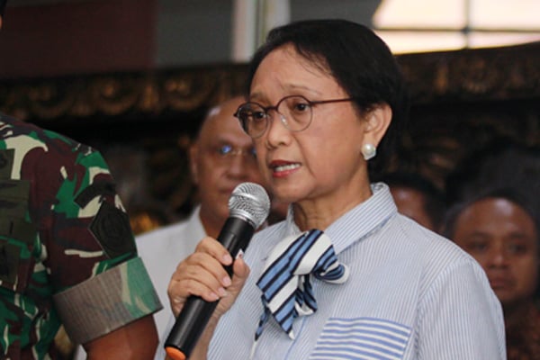  Menlu Retno R Marsudi memberikan keterangan pers tentang evakuasi WNI dari Wuhan, China, di Bandara Soekarno-Hatta, Tanggerang, Sabtu (1/2)