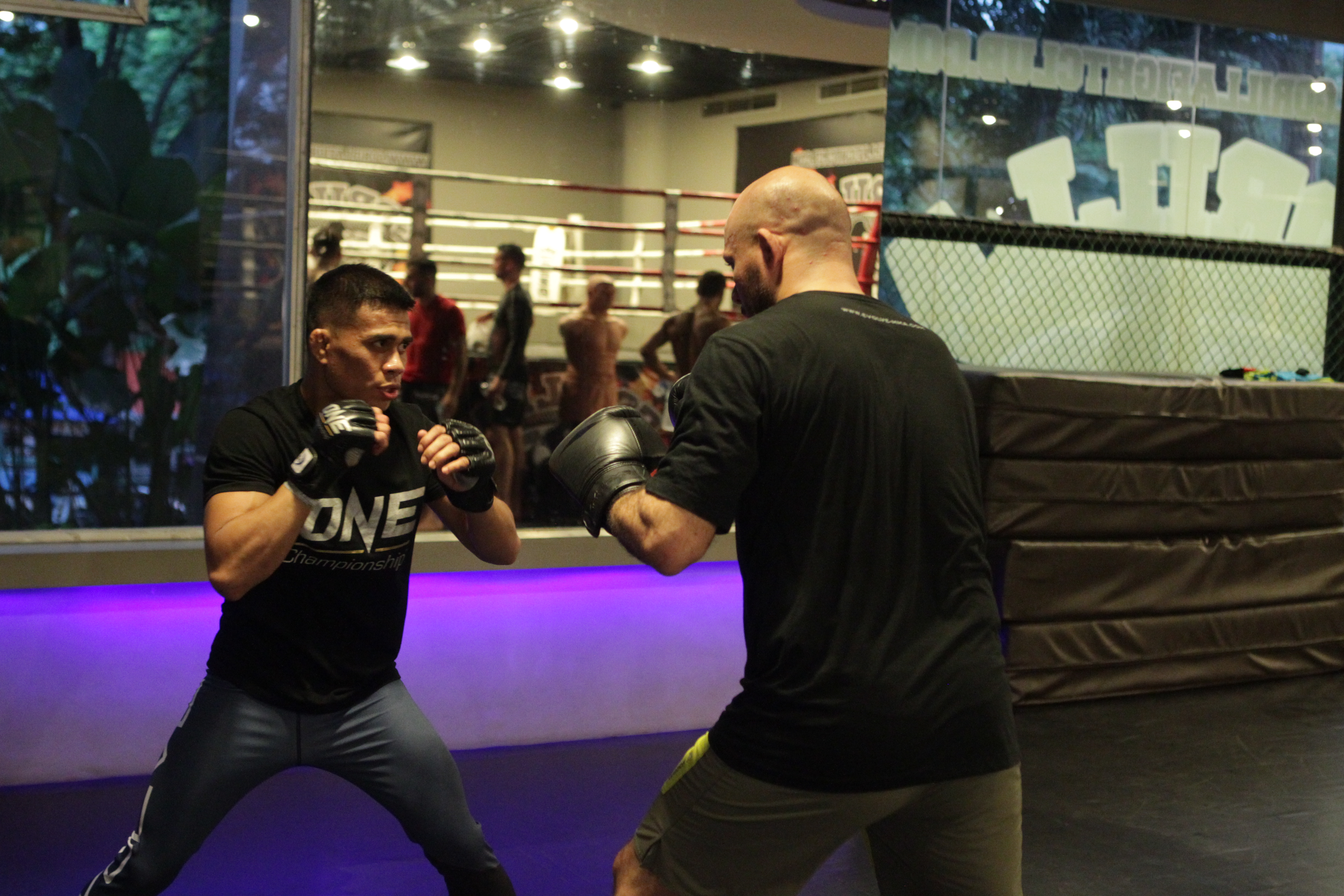 Eko Roni (kanan) berlatih untuk menghadapi laga pada Sabtu (7/2).