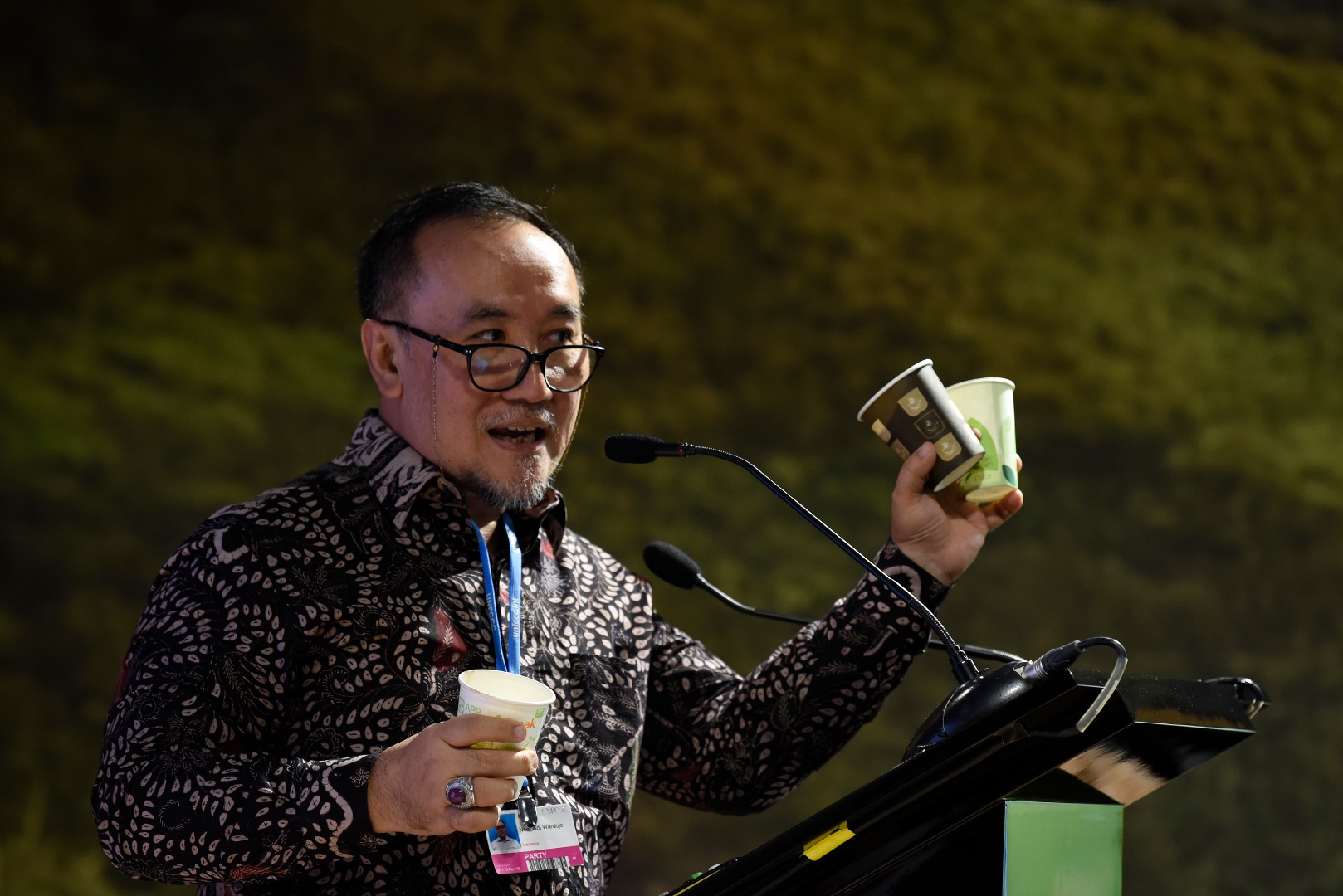 Kepala Pusat Standardisasi Lingkungan dan Kehutanan KLHK Noer Adi Wardojo menjelaskan alternatif solusi dan standar kemasan ramah lingkungan