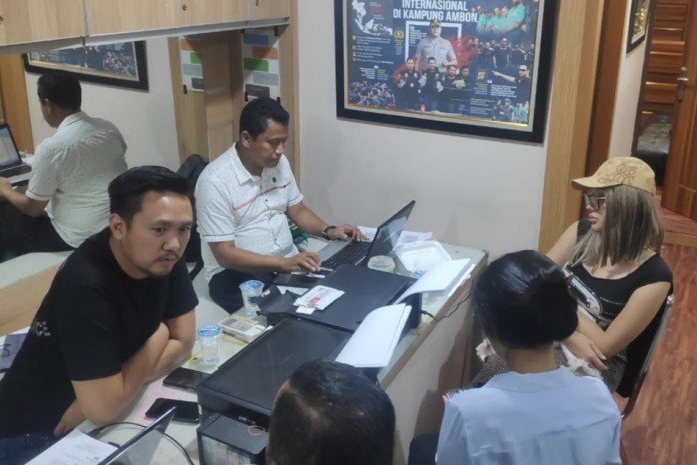 Selebritas Lucinta Luna saat diperiksa jajaran kepolisian