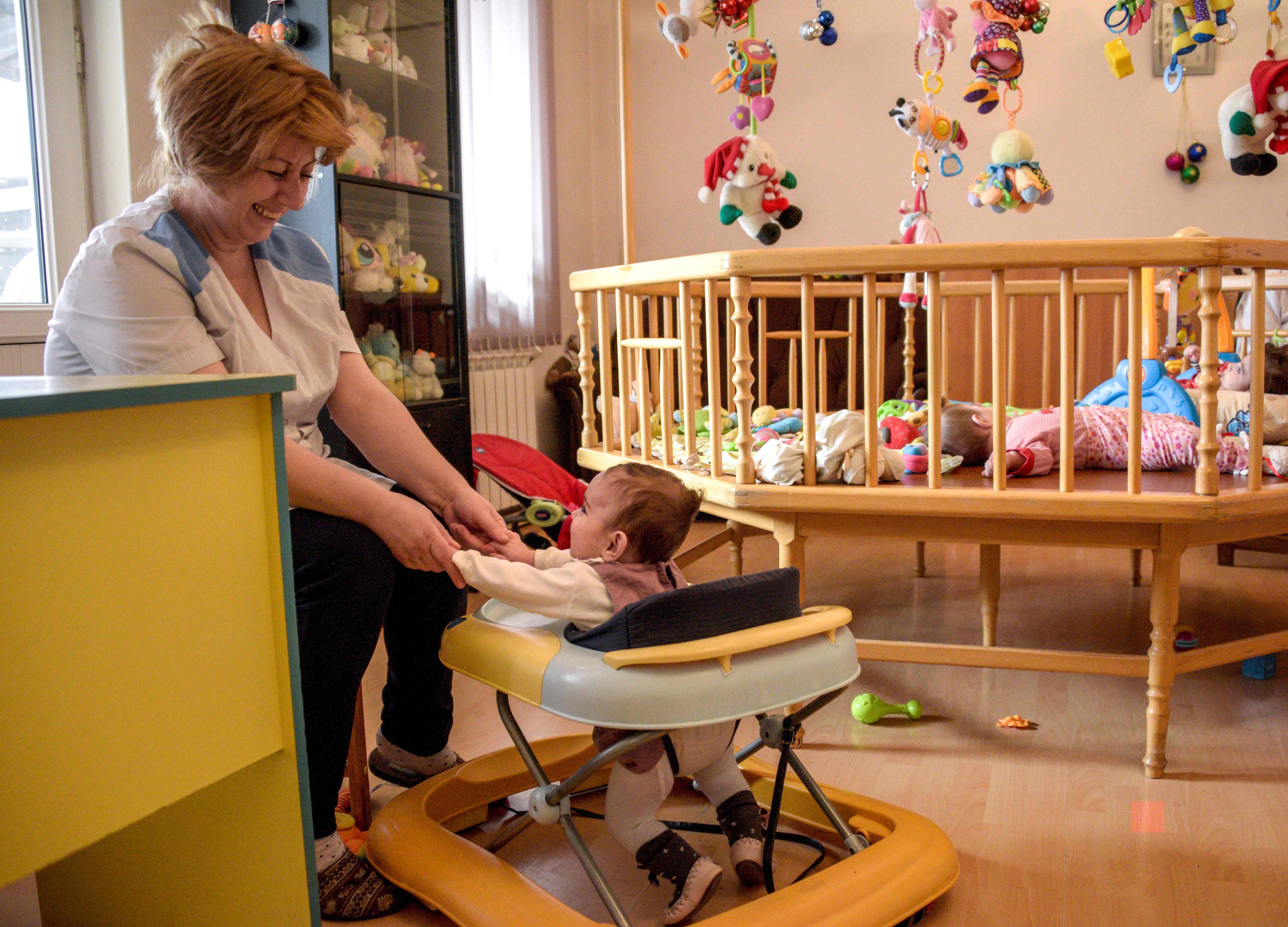 Bayi dan pengasuhnya. Para psikolog menemukan bahwa 'semangat memberi' telah dimulai pada usia bayi.