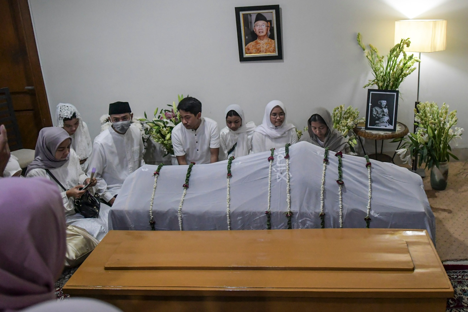 Sejumlah kerabat mendoakan almarhum KH Salahuddin Wahid atau Gus Sholah di rumah duka di kawasan Mampang Prapatan, Jakarta.