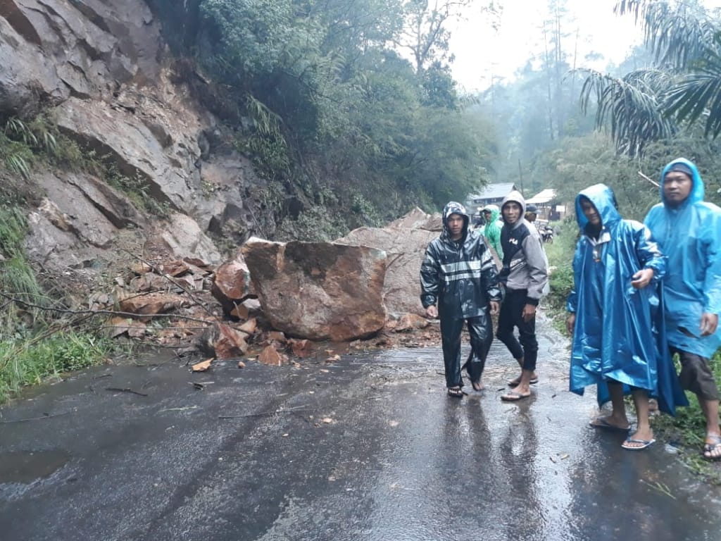 Longsor membuat jalan terputus