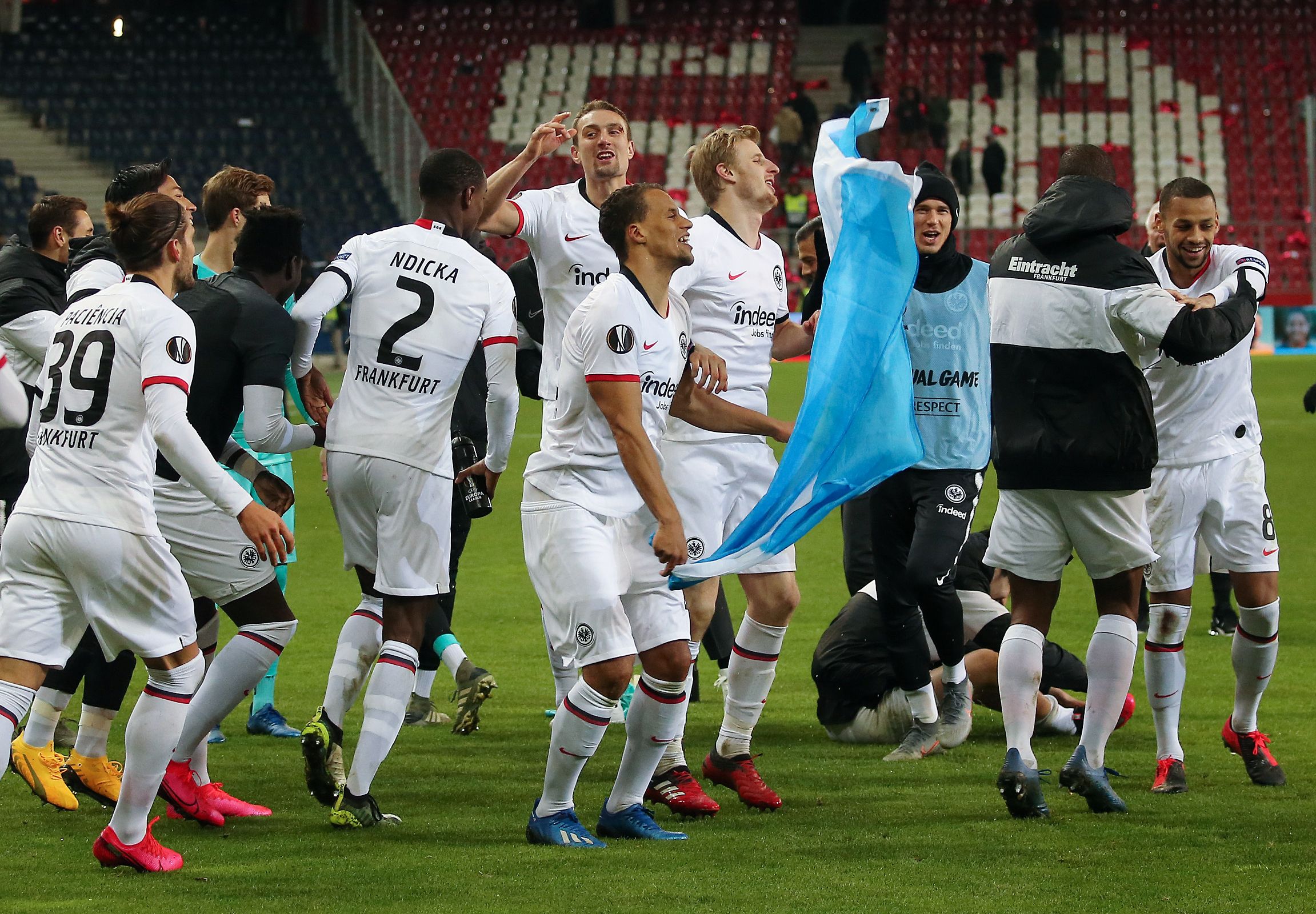 Para pemain tim Frankfurt melakukan selebrasi setelah main imbang 2-2 atas Red Bull Salzburg dan lolos ke 16 besar Liga Eropa.