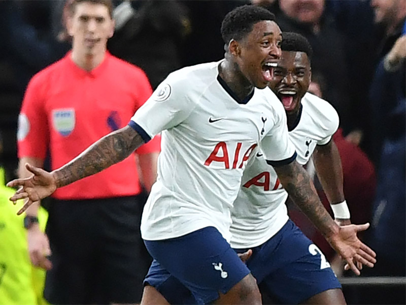 Pemain Tottenham Hotspur, Steven Bergwijn (tengah) Merayakan gol yang dicetaknya saat melawan Manchester City Kemarin.