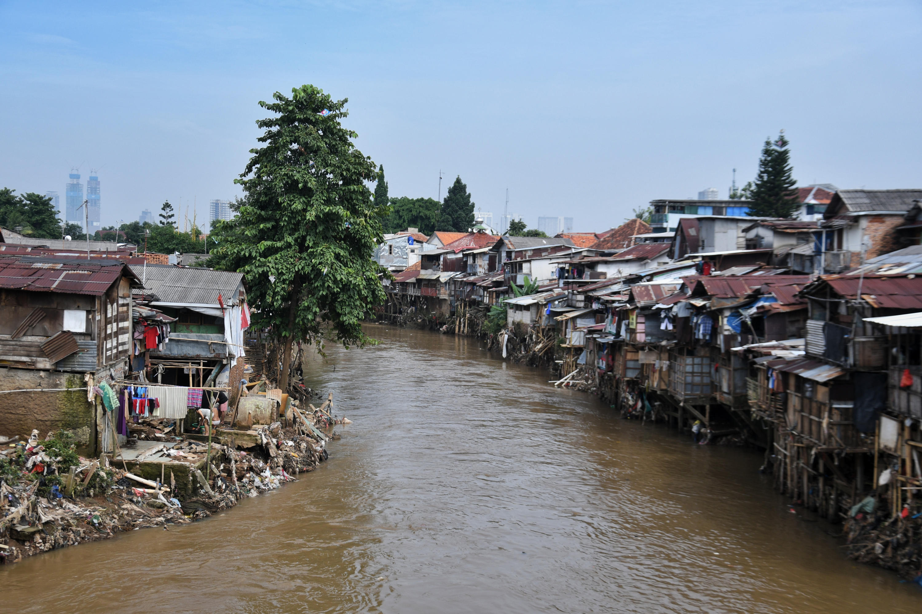 Kondisi Sungai Ciliwung yang diapti perumahan kumuh