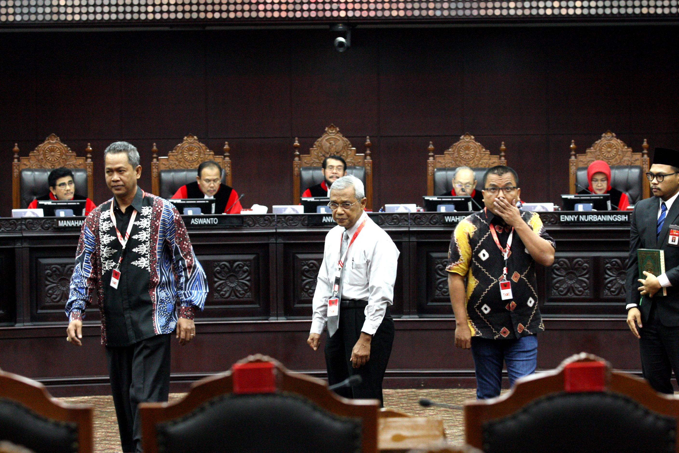 Dari kiri Ahli hukum administrasi negara Ridwan, Mantan pimpinan KPK Busyro Muqoddas, Ahli hukum tatanegara Denny Indrayana.