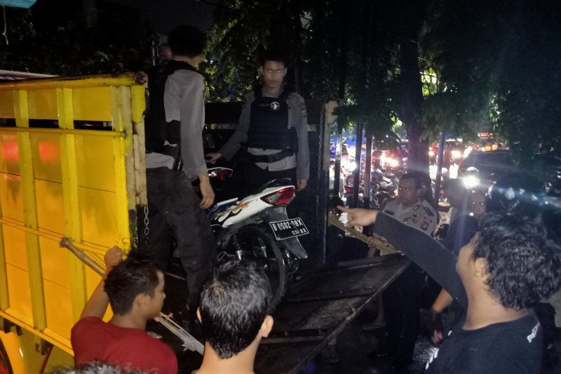 Polisi mengamankan barang bukti di lokasi kericuhan