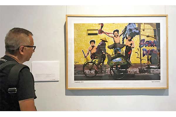 Pengunjung melihat foto karya fotografer Agus Leonardus yang dipajang pada pameran tunggal berjudul When I’m 64 di Bentara Budaya Yogyakarta