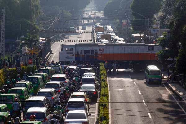 Kereta melintas di perlintasan Paledang, Kota Bogor,Jawa Barat
