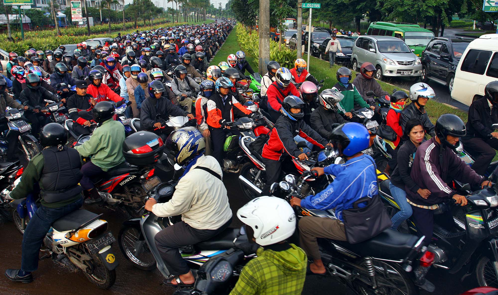 Ribuan kendaraan bermotor roda dua terjebak macet dikawasan bolevard jalan Joglo Raya, Jakarta Selatan,beberapa waktu lalu. 