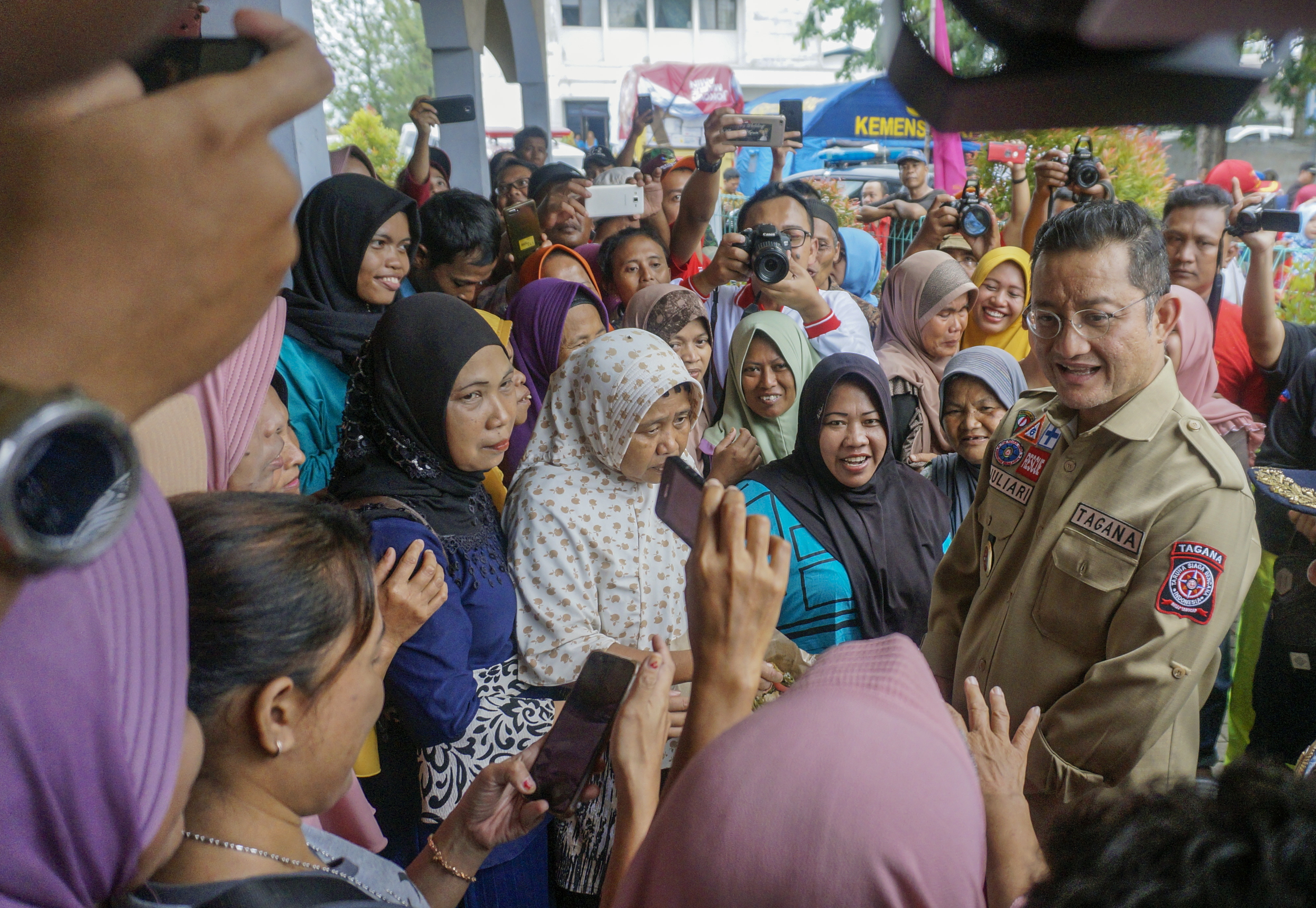 MENTERI SOSIAL SERAHKAN BANTUAN TERDAMPAK BANJIR PEKALONGAN