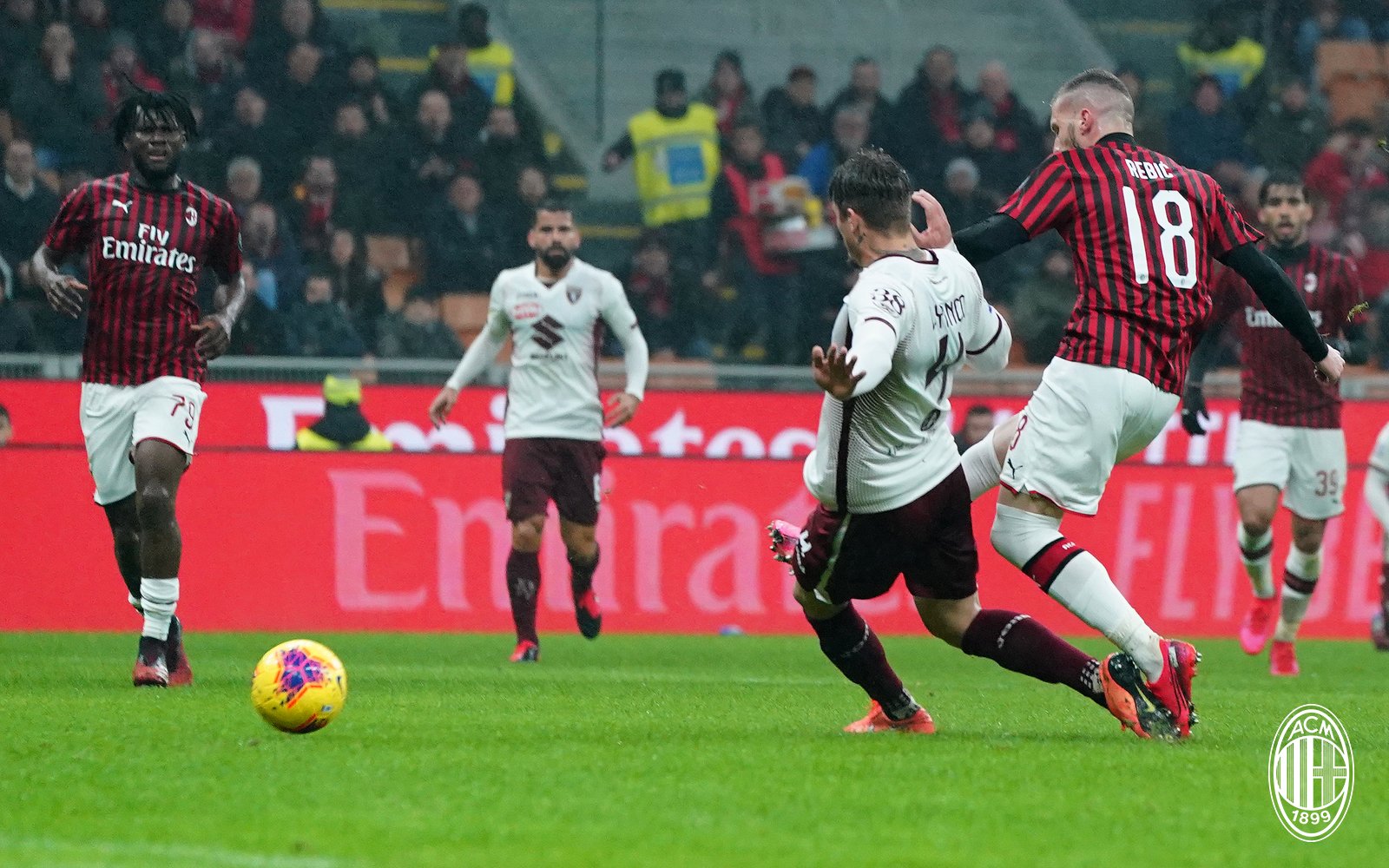 Penyerang AC Milan Ante Rebic (kiri) melepaskan tendangan dalam laga Serie A melawan Torino.