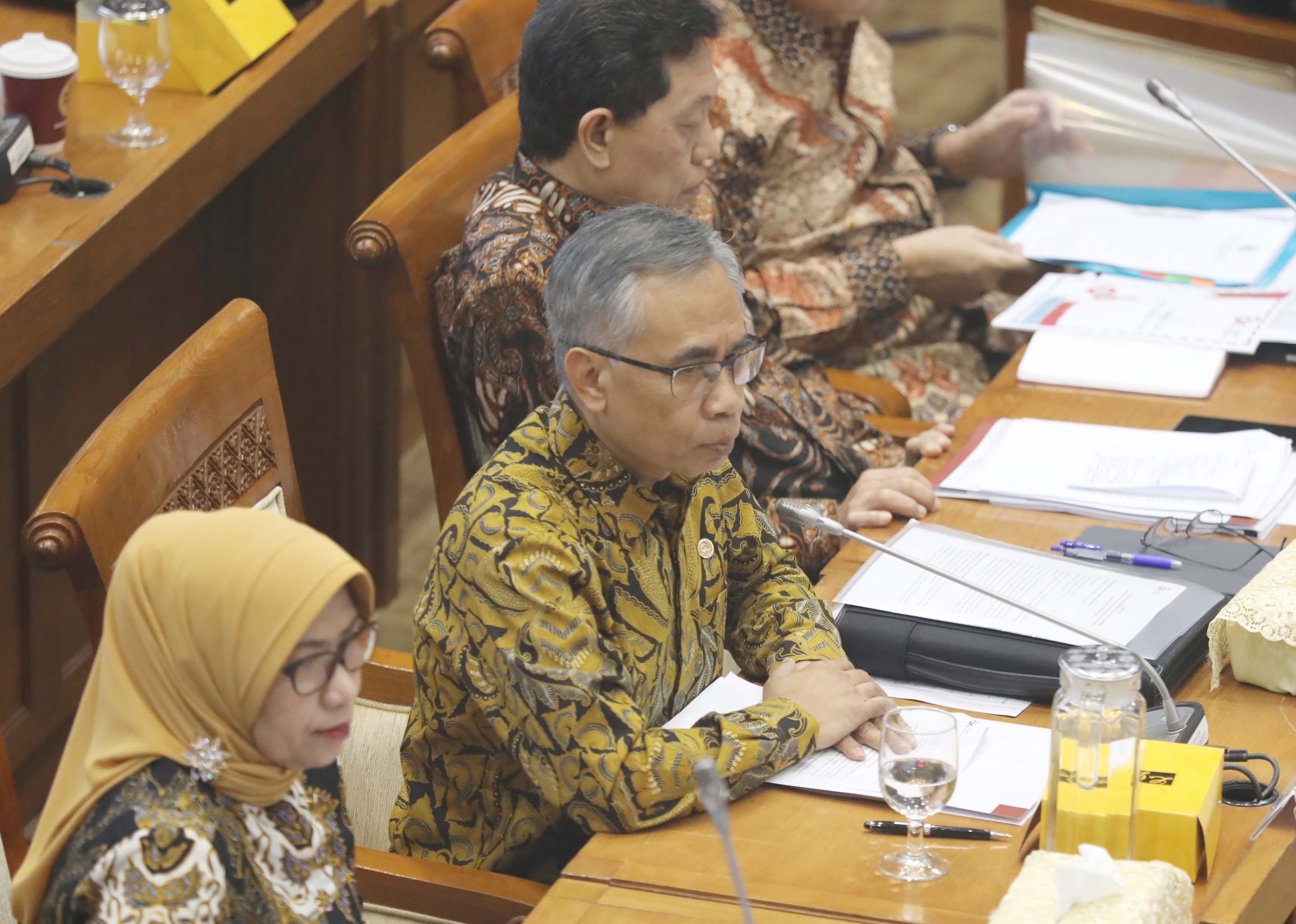 Jajaran petinggi OJK mengikuti rapat kerja dengan Komisi XI DPR tentang pengawasan industri jasa keuangan, termasuk asuransi.