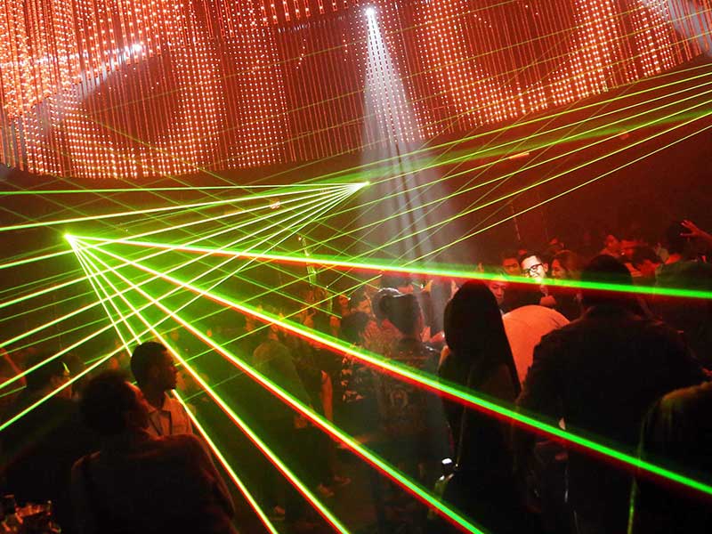 Ilustrasi penginjung diskotek