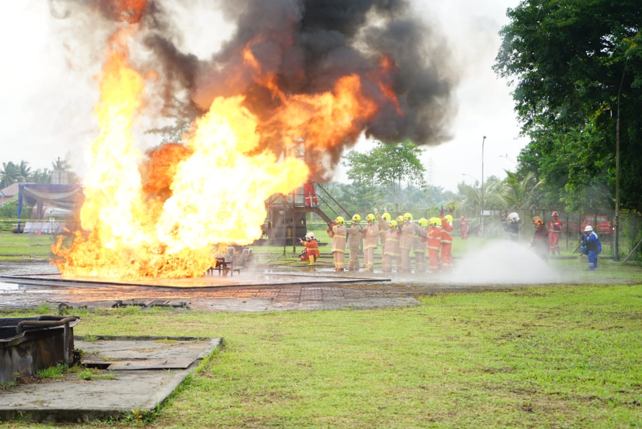 Pelatihan pemadaman kebakaran oleh manajemen Pertamina RU III Kilang Plaju  di HSE Training Center Sungai Gerong.