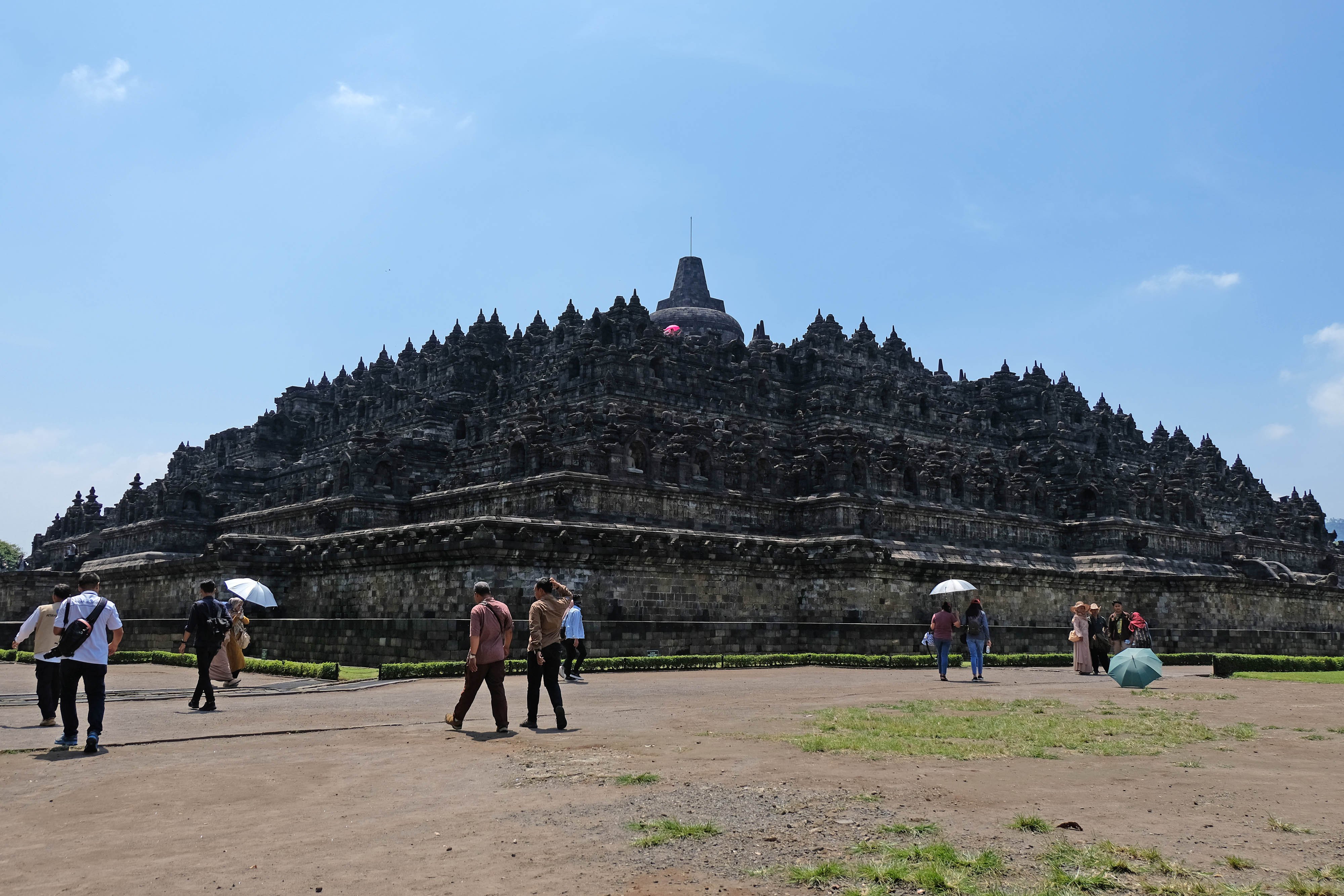  Sejumlah wisatawan berjalan di halaman Candi Borobudur di Kompleks Taman Wisata Candi Borobudur, Magelang, Jawa Tengah, Kamis (13/2/2020).