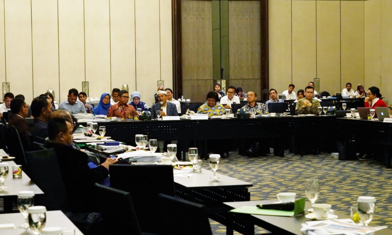 Acara Fokus Group Discussion (FGD) yang membahas RUU Omnibus Law Cipta Kerja bidang Lingkungan Hidup dan Kehutanan di Jakarta, Rabu (26/2). 