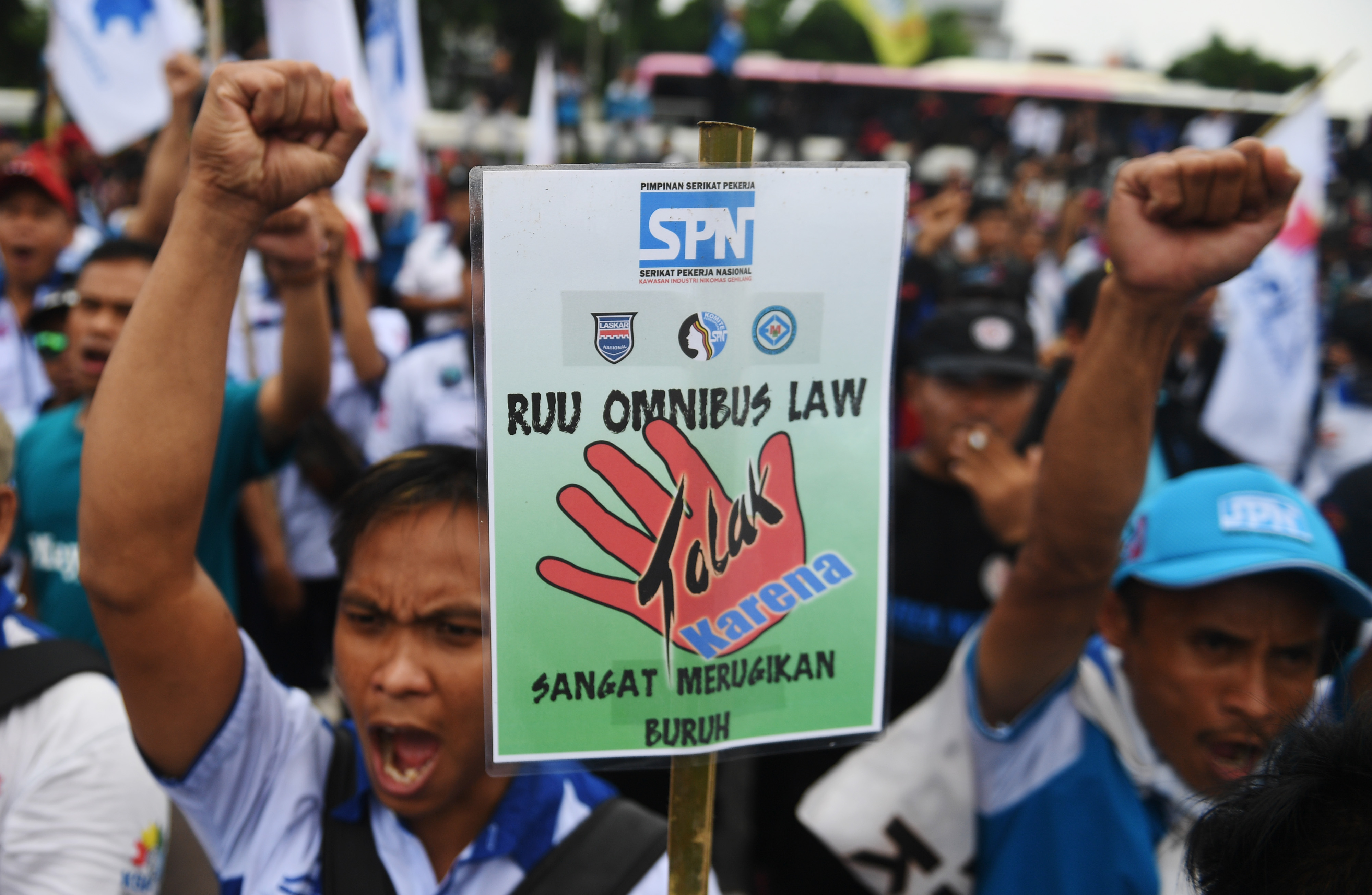 Ratusan buruh menggelar aksi unjuk rasa menentang omnibus law di Jakarta