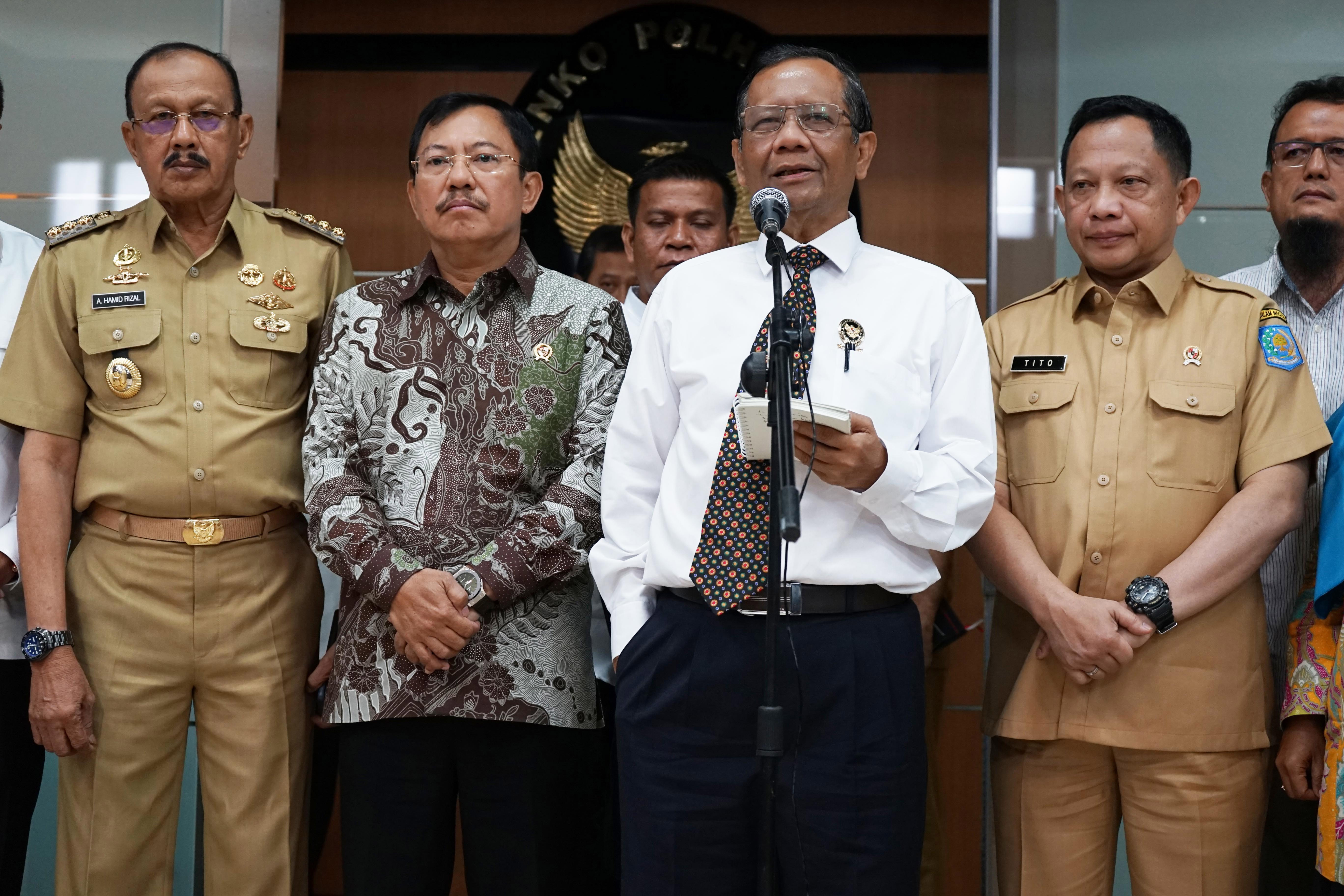 Menko Polhukam Mahfud MD (kedua kanan), Mendagri Tito Karnavian (kanan), Menteri Kesehatan Terawan Agus Putranto (kedua kiri).