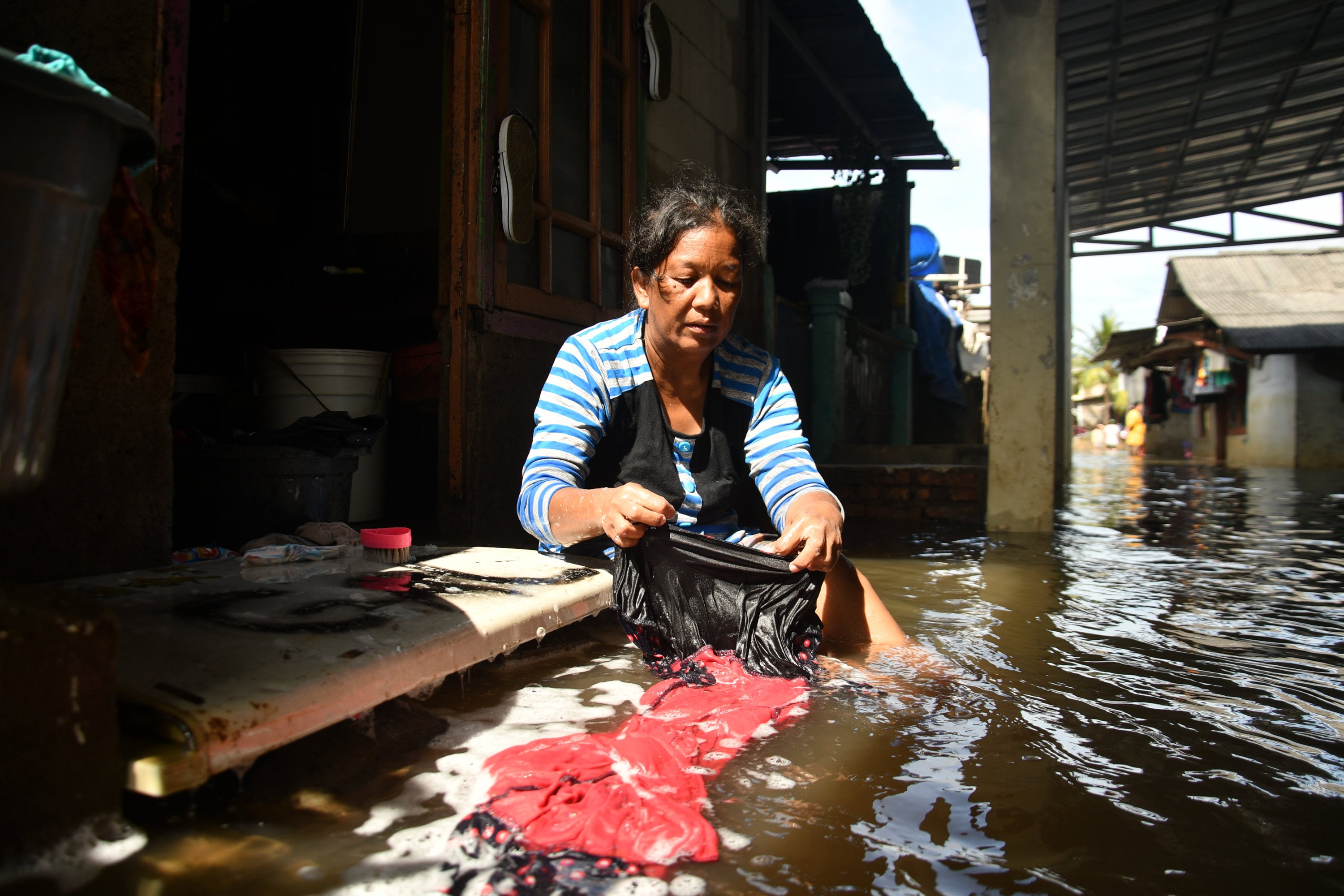 Warga mulai membersihkan rumah mereka yang terendam banjir di kawasan Rorotan, Jakarta Utara, Rabu (26/2).