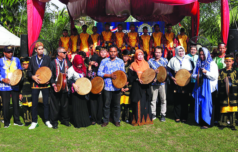 Ketua Yayasan Sukma, Lestari Moerdijat (kedua kanan), menabuh rebana bersama guru dan siswa saat meresmikan pameran Kenduri Kebangsaan.