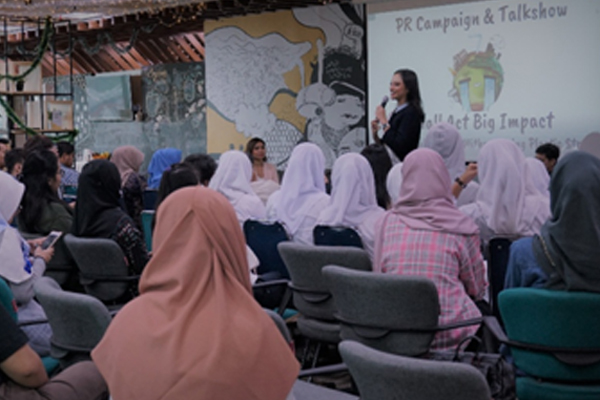 Seorang pembicara menyampaikan materi di hadapan peserta workshop.