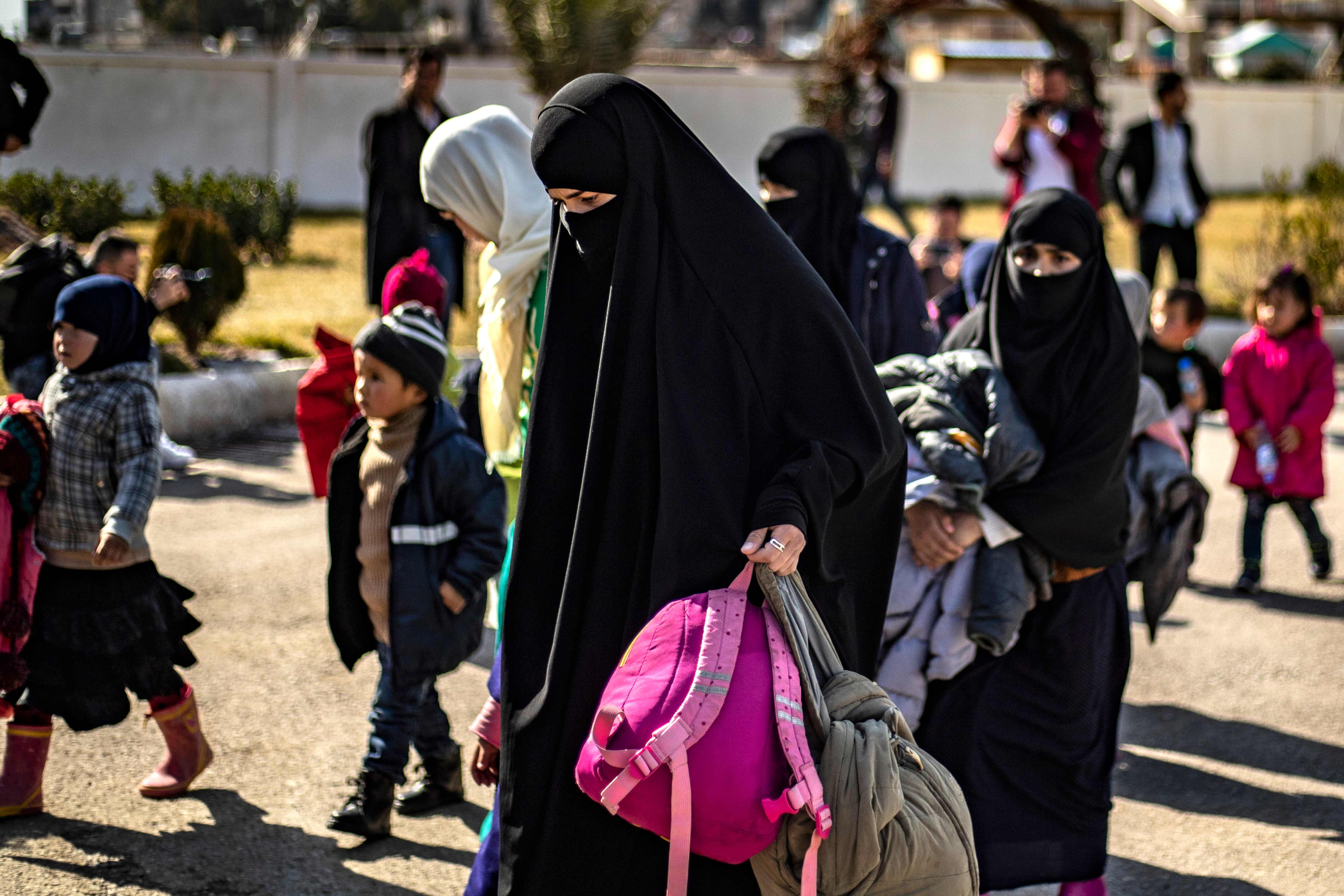 Ilustrasi--anak-anak terkait IS asal Rusia tiba di Kota Qamishli, Suriah.